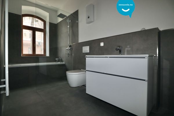 alles NEU • im Erdgeschoss • 2-Zimmer • offene Küche • Bad mit Wanne und Dusche • Balkon • zur Miete