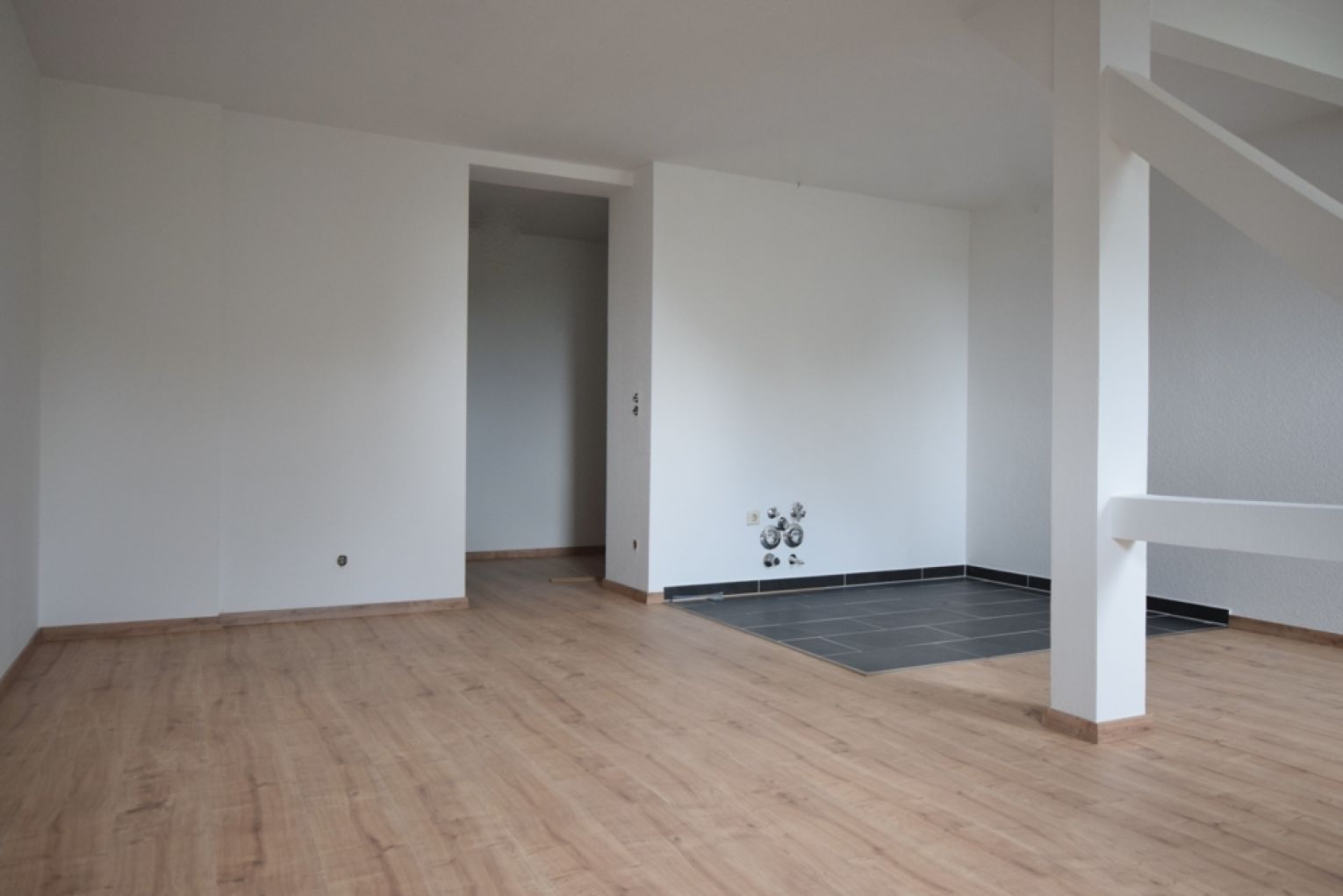 Dachgeschoss • Kaßberg • 2 Raum Apartment • Bad mit Dusche • neues Laminat • zur Miete • Kaßberg