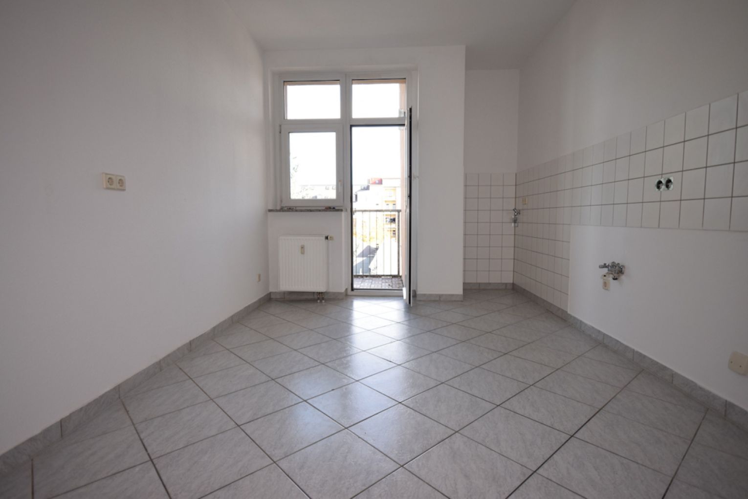 Kaßberg • Balkon • 3 Zimmer • neues Laminat • Bad mit Wanne • Hausgarten • jetzt Mieten