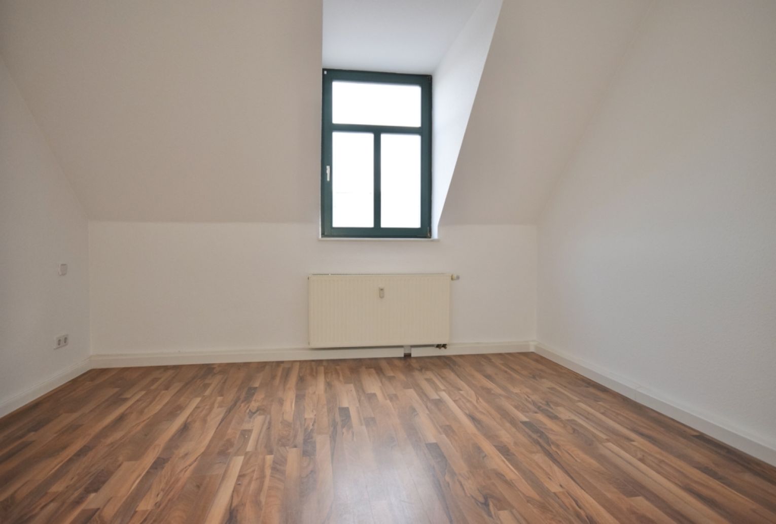 Laminat • 2 Zimmer • schicke Dekortapete • Einbauküche • offene Küche am Wohnzimmer • jetzt ansehen?