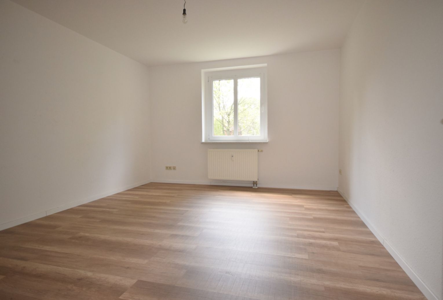 2 Zimmer • Tageslichtbad mit Wanne • Balkon • Laminat • Küche mit Glasloggia • Abstellraum • ruhig