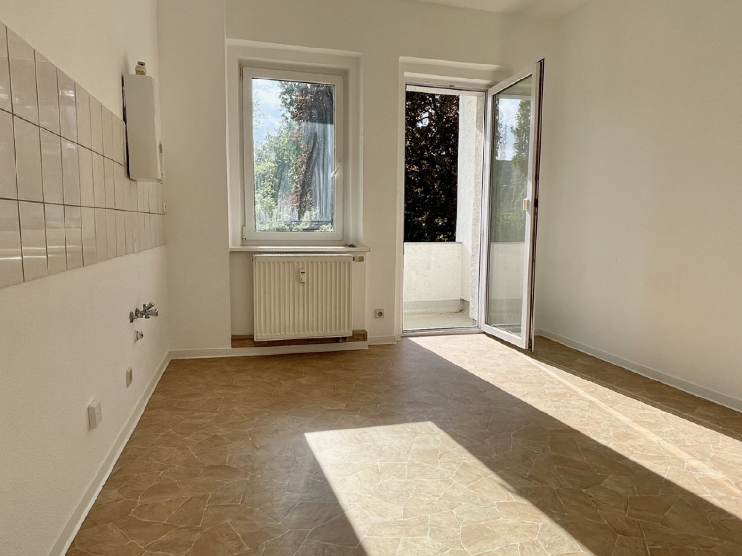 Kaßberg • 3-Zimmer • Sonnenbalkon • Tageslichtbad • Laminat • Stellplatz • Anschauen!?