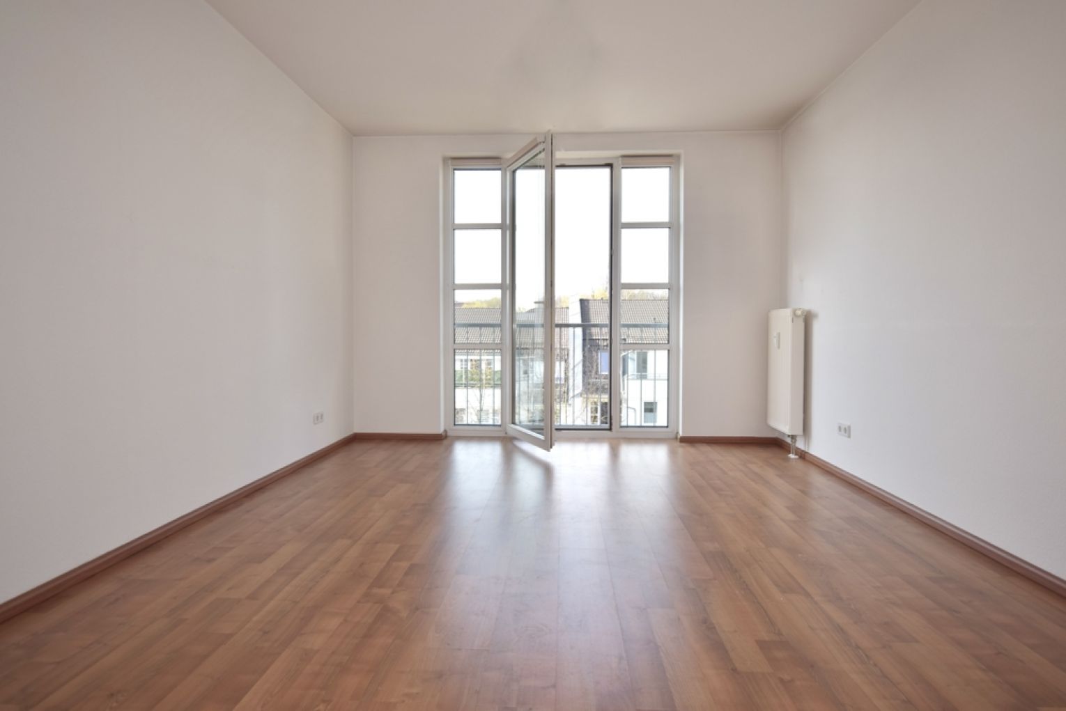 sonnige 2-Raum Wohnung • LIFT • großer Balkon • Einbauküche • Tiefgarage • Schloßchemnitz • Laminat