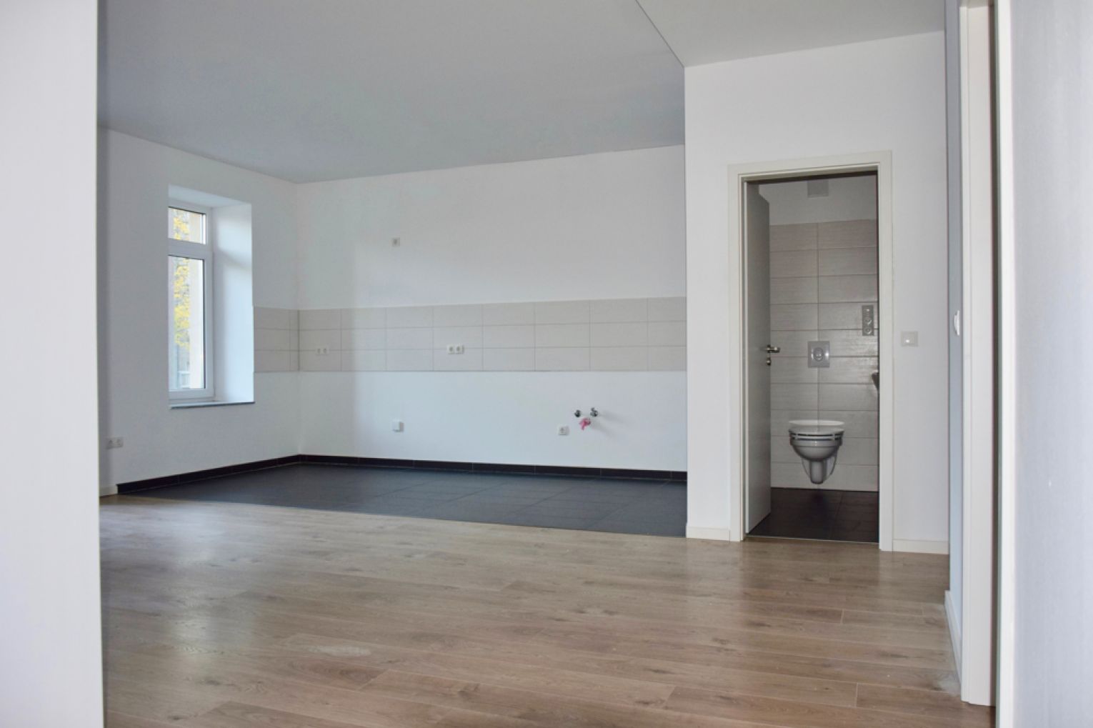 moderne offene Küche • großer Balkon • junge Hausgemeinschaft • Grill und Kinderecke • Stellplatz