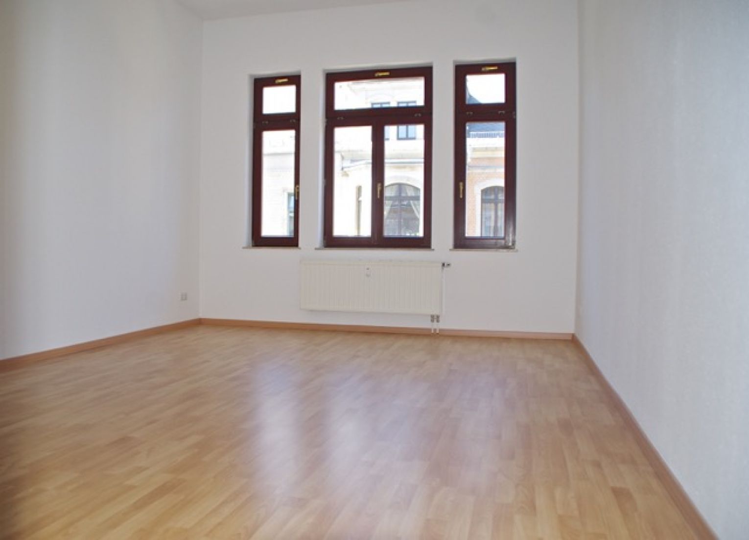 Neue Bodenbeläge • Balkon • Wintergarten • Bad mit Wanne+Dusche • 2-Zimmer • Laminat • Anschauen !?