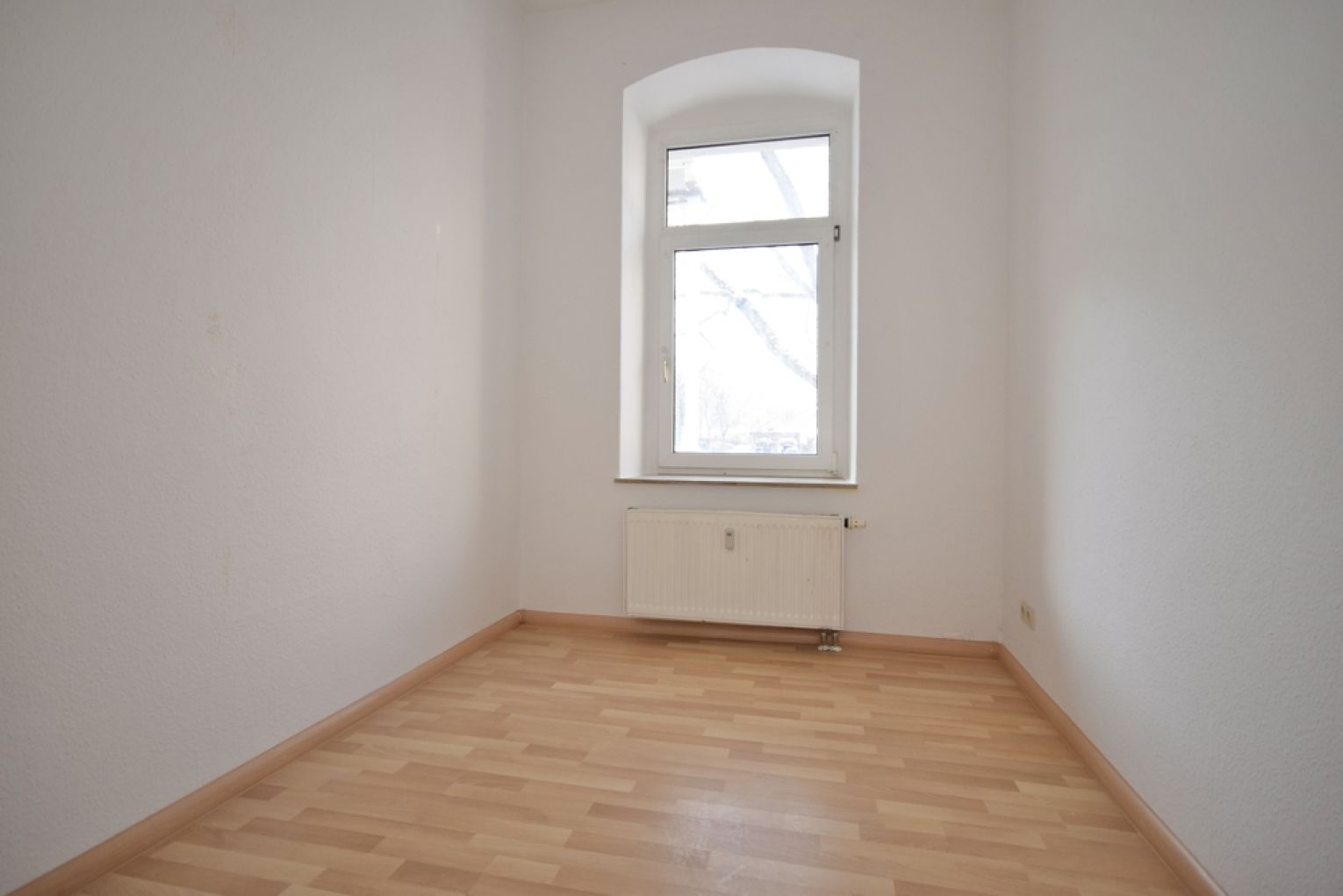 3 Zimmer • Sonnenbalkon • innenliegendes Bad mit Wanne • Laminat • Gablenz • Termin machen!?