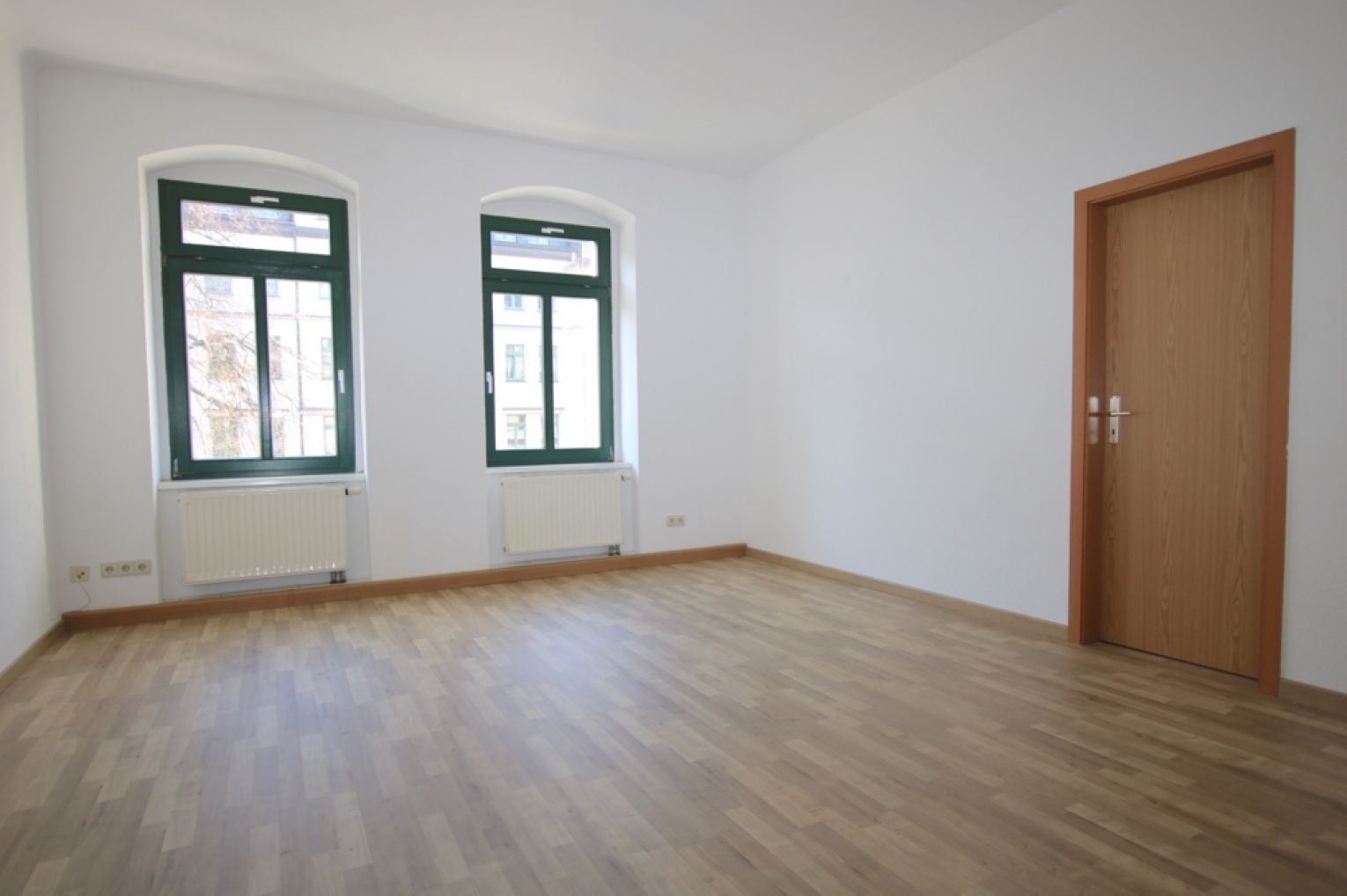 90 qm • Laminat • 3-Zimmer • Essküche • Sonnenbalkon • Lift • Wanne • Abstellraum