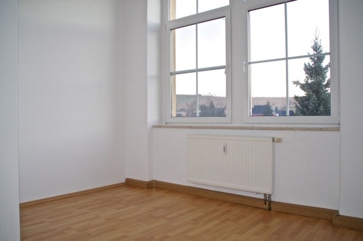 2 Zimmer • Balkon • ruhig gelegen • Laminat • Stellplatz • gleich mal anschauen !?