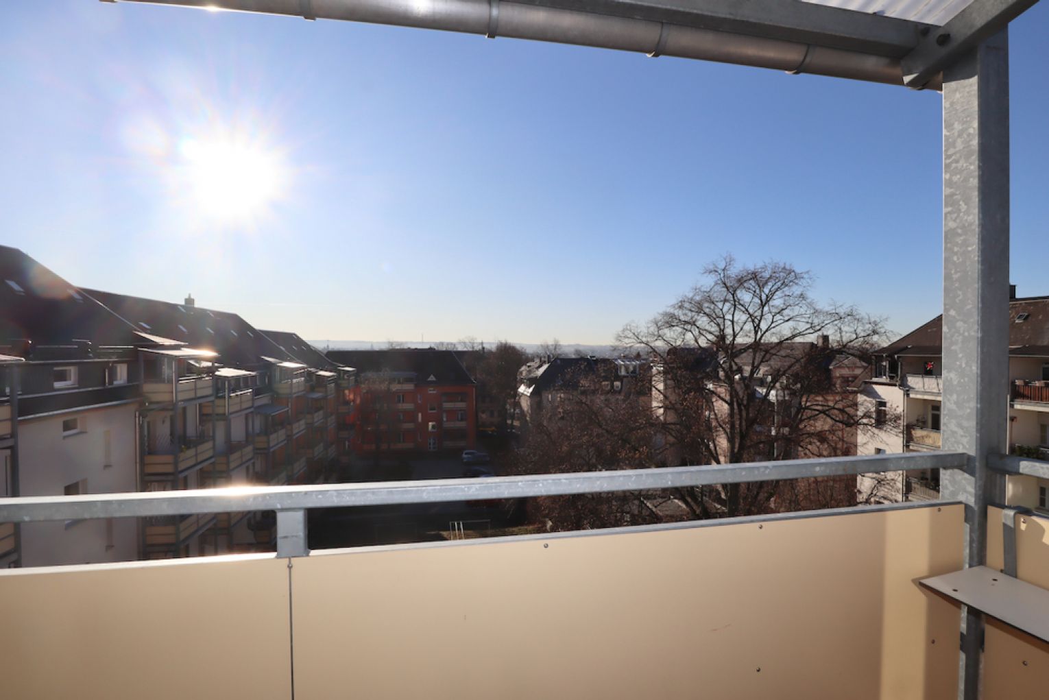 Traumhafter Ausblick • Tageslichtbad mit Wanne • 3-Raum • Laminat • Balkon • schnell sein!