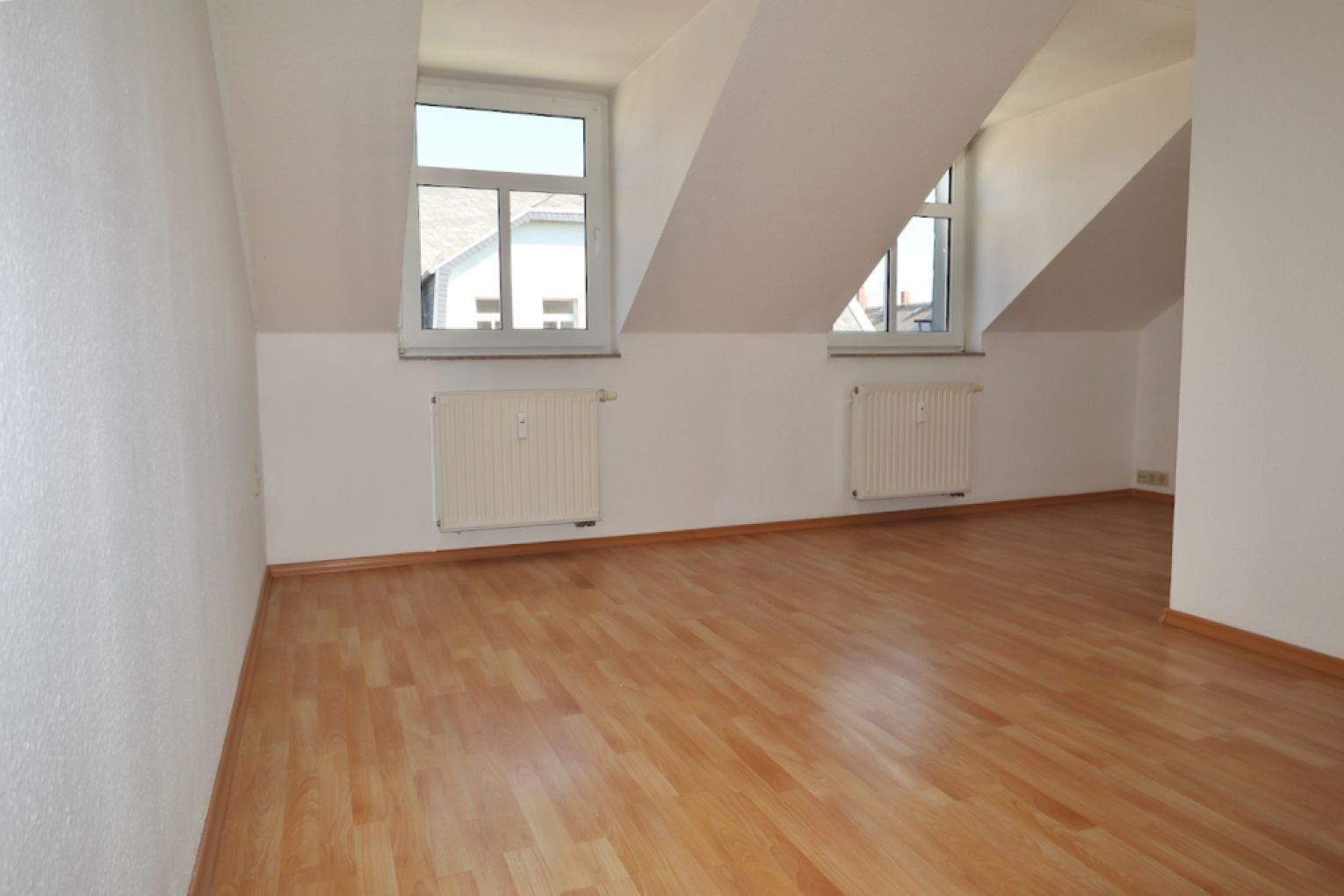 Stellplatz • 2 Zimmer • Balkon • Einbauküche • Laminat • TOP-Grundriss • Tageslichtbad mit Wanne