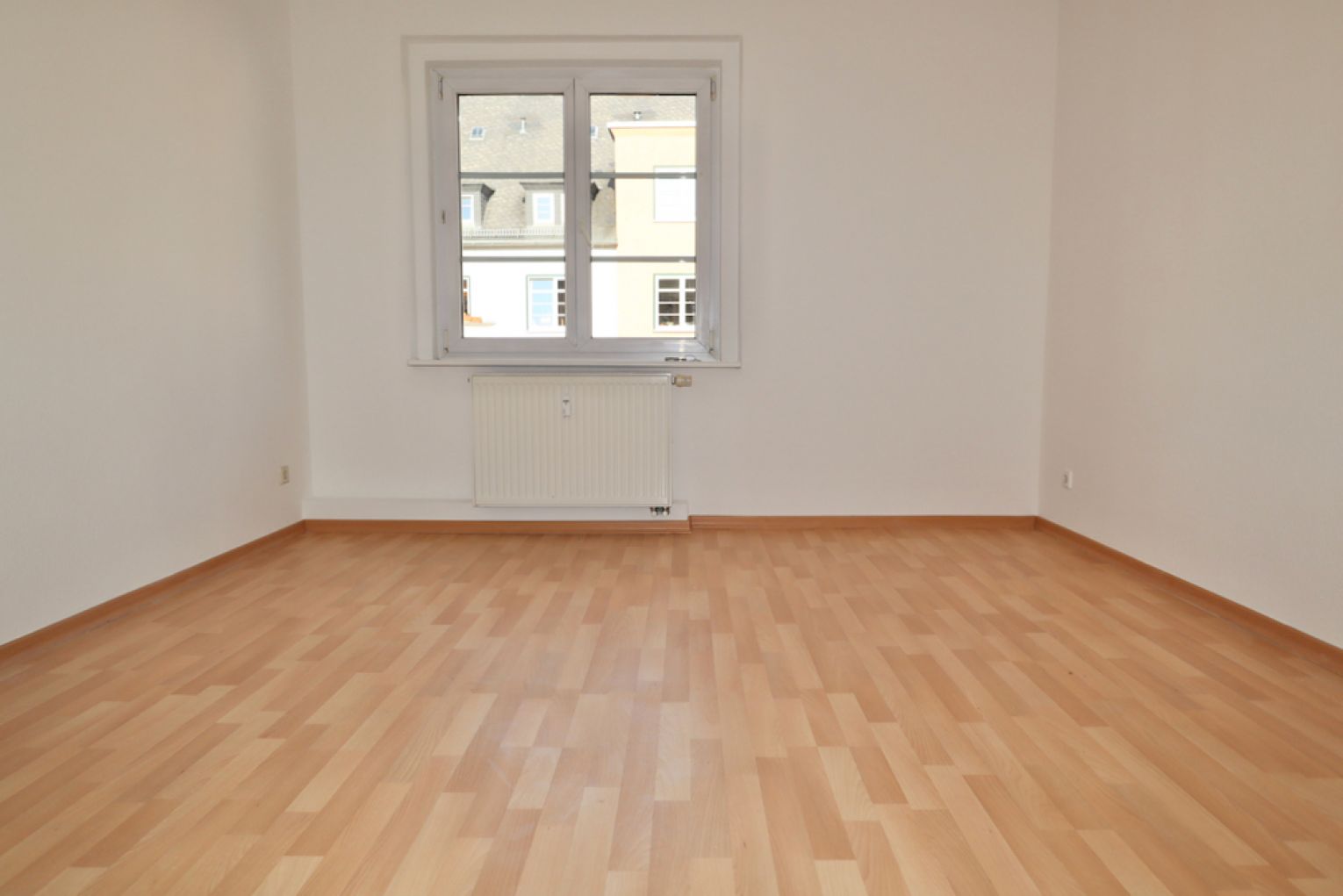 2-Raum • Tageslichtbad mit Wanne • Balkon • Laminat • Sonnig • Stellplatz • Besichtigungstermin!?