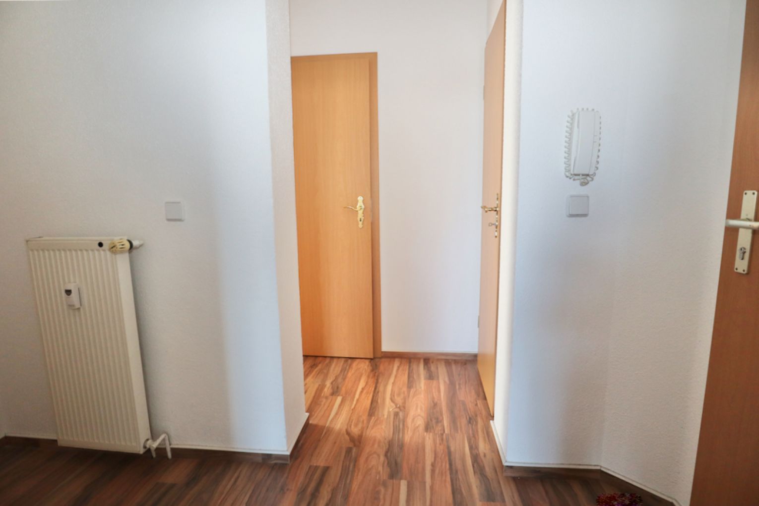 Einbauküche • Balkon • 3-Raum • Nussbaumlaminat • praktischer Grundriss • Bad mit Wanne • zur Miete