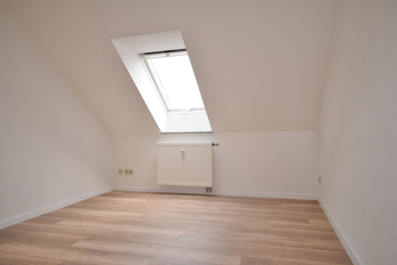 Balkon • 3-Raum Wohnung • Bad mit Wanne • Dachgeschoss • Laminat • frisch renoviert • ANSCHAUEN!