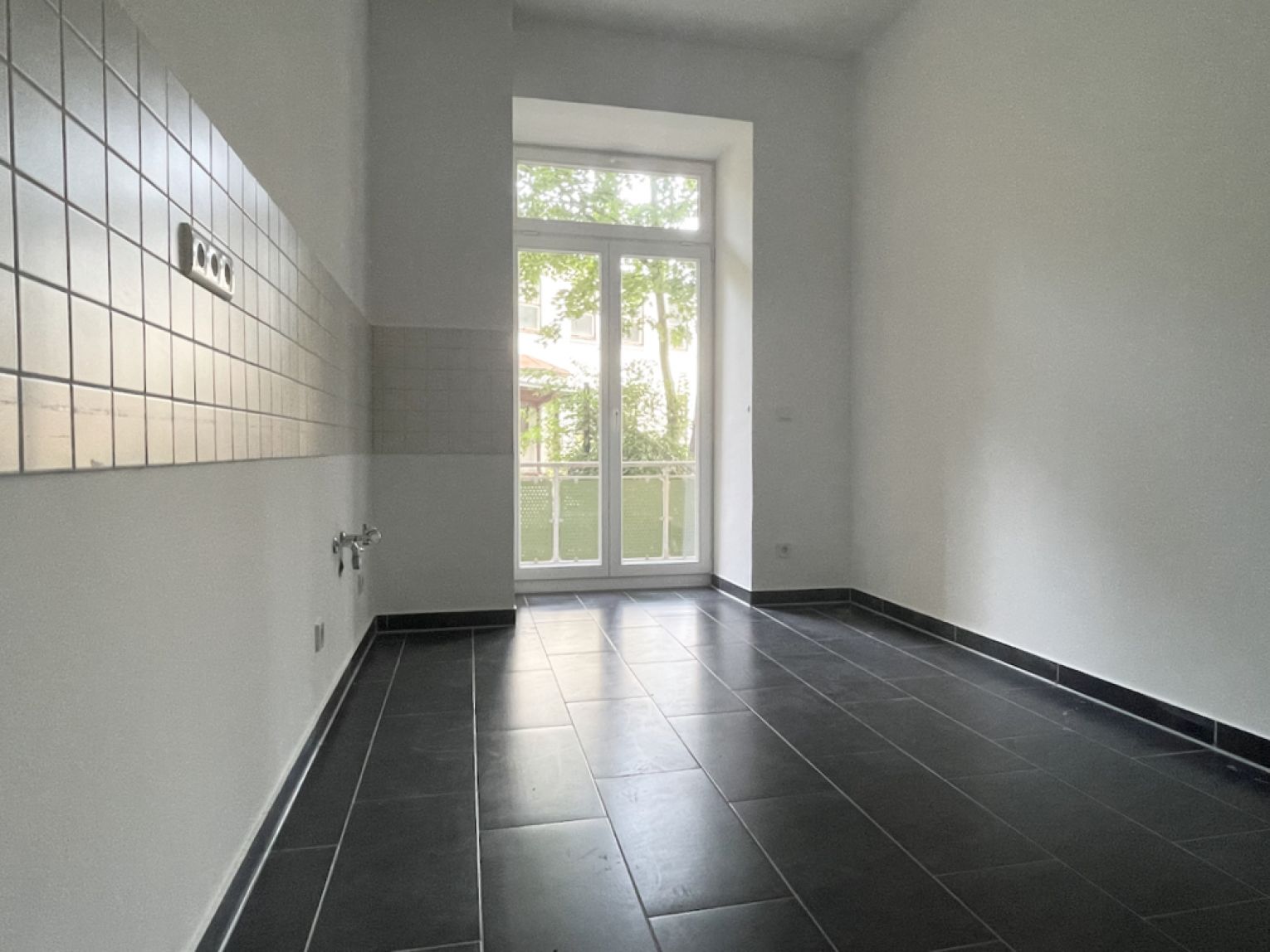 3 Zimmer • optional möbliert + EBK • Fussbodenheizung • Balkon • Wanne und Dusche • glatte Wände •