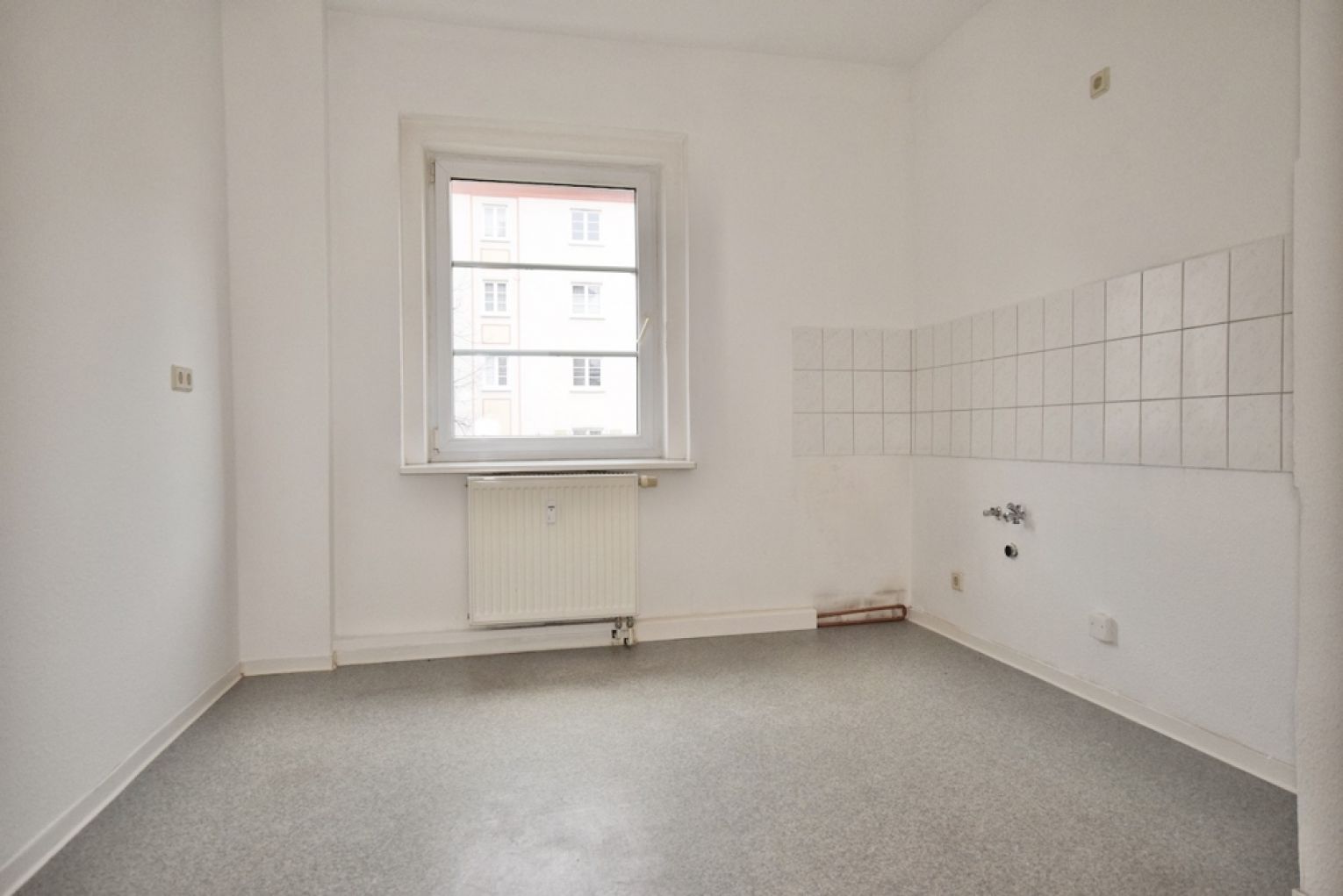 Kaßberg • 2-Zimmer • Laminat • Tageslichtbad mit Wanne • Stellplatz • Anschauen & Mieten