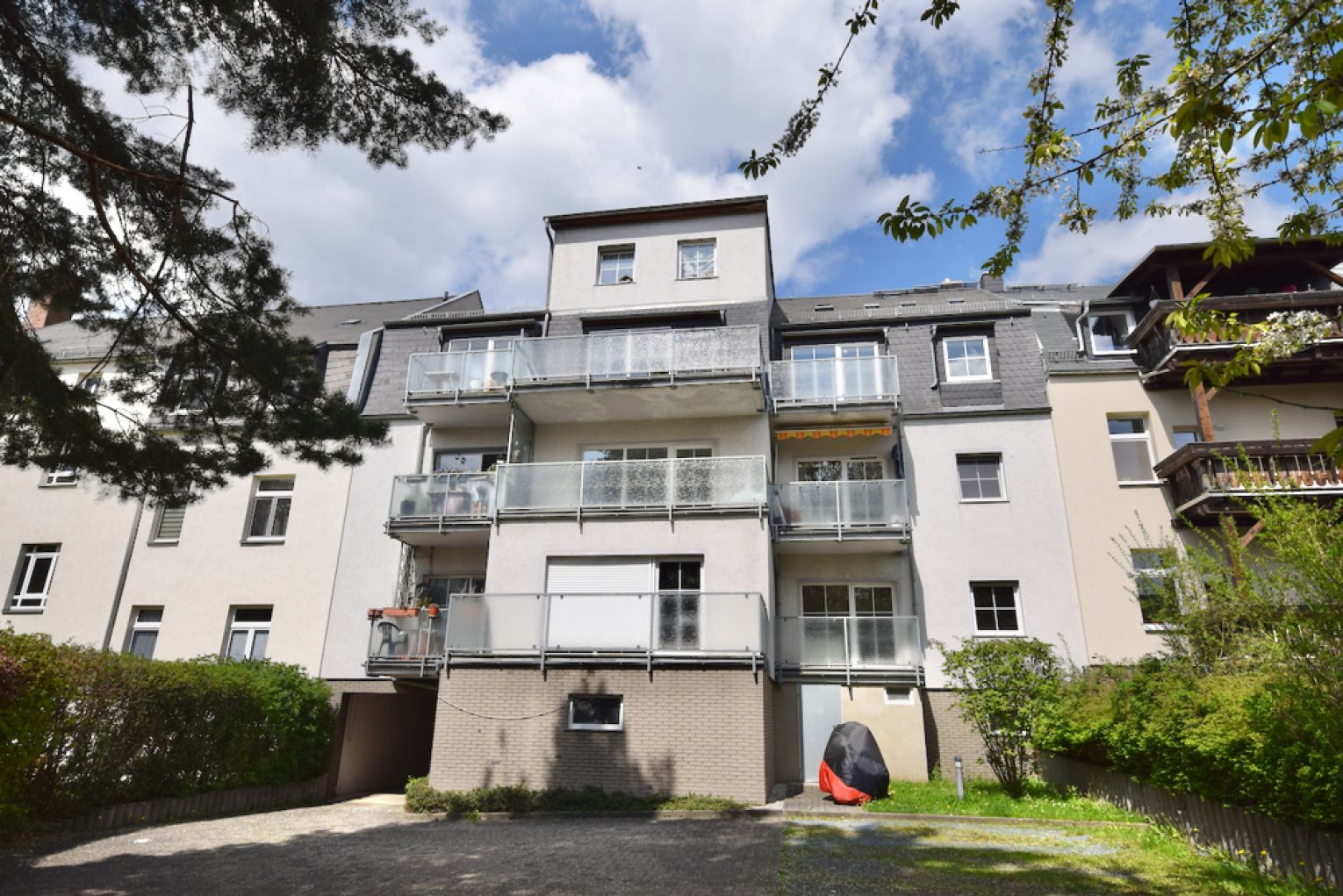 Ebersdorf • 2-Zimmer • Sonnenbalkon • Laminat • Stellplatz • Bad mit Fenster und Wanne