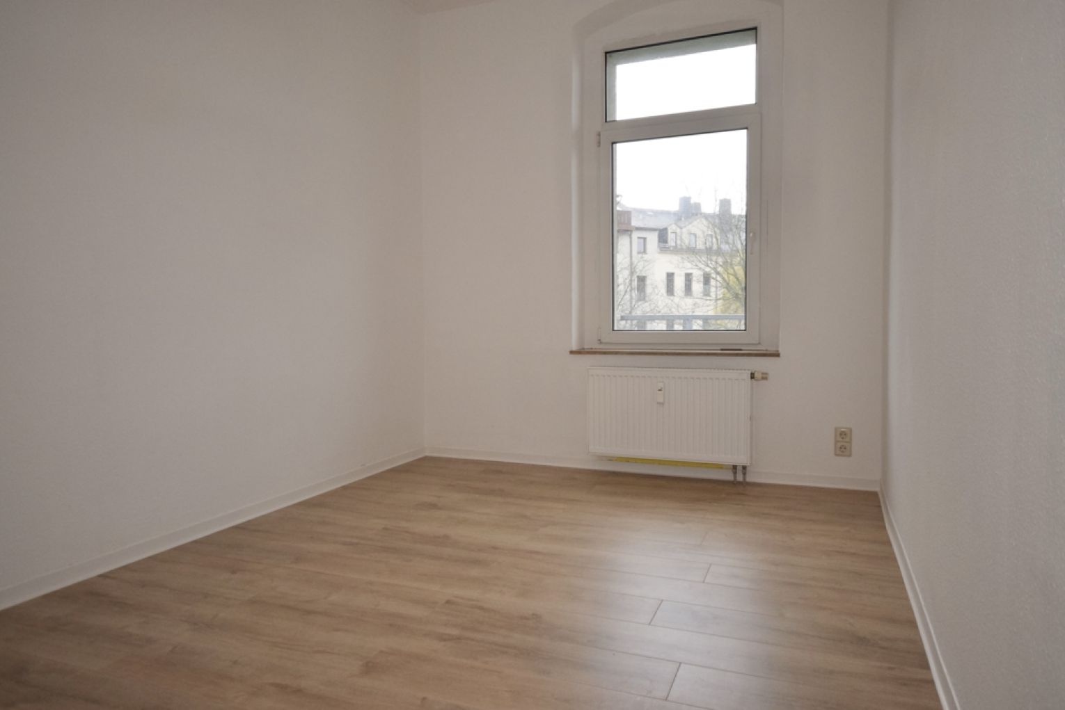 3-Raum Wohnung • Einbauküche • großer Balkon • Bad mit Wanne • neues Laminat • Zentrum • in Chemnitz