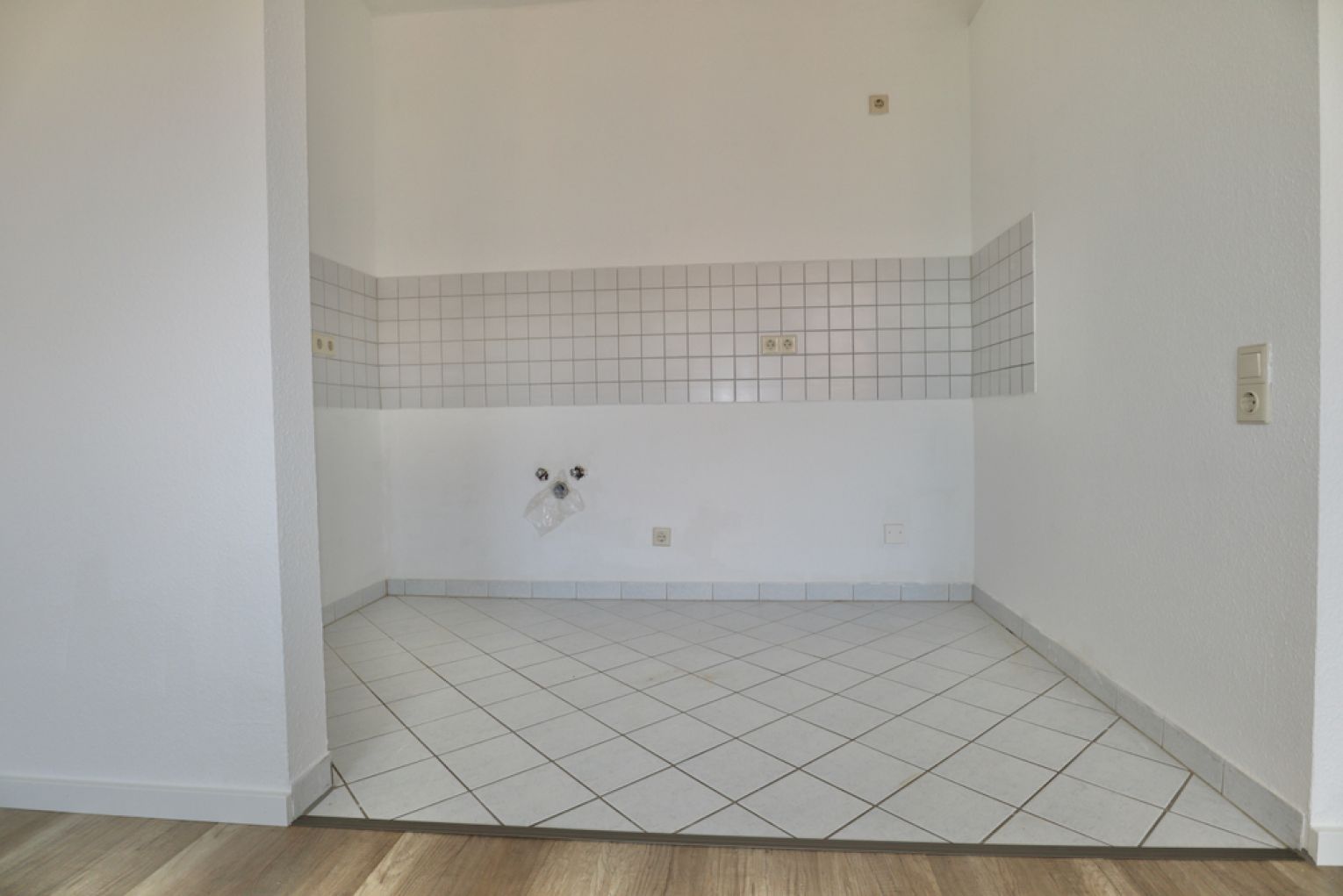 2 Zimmer • NEUES Laminat • Balkon  • Einbauküche • Hilbersdorf • zentral aber ruhig • jetzt mieten