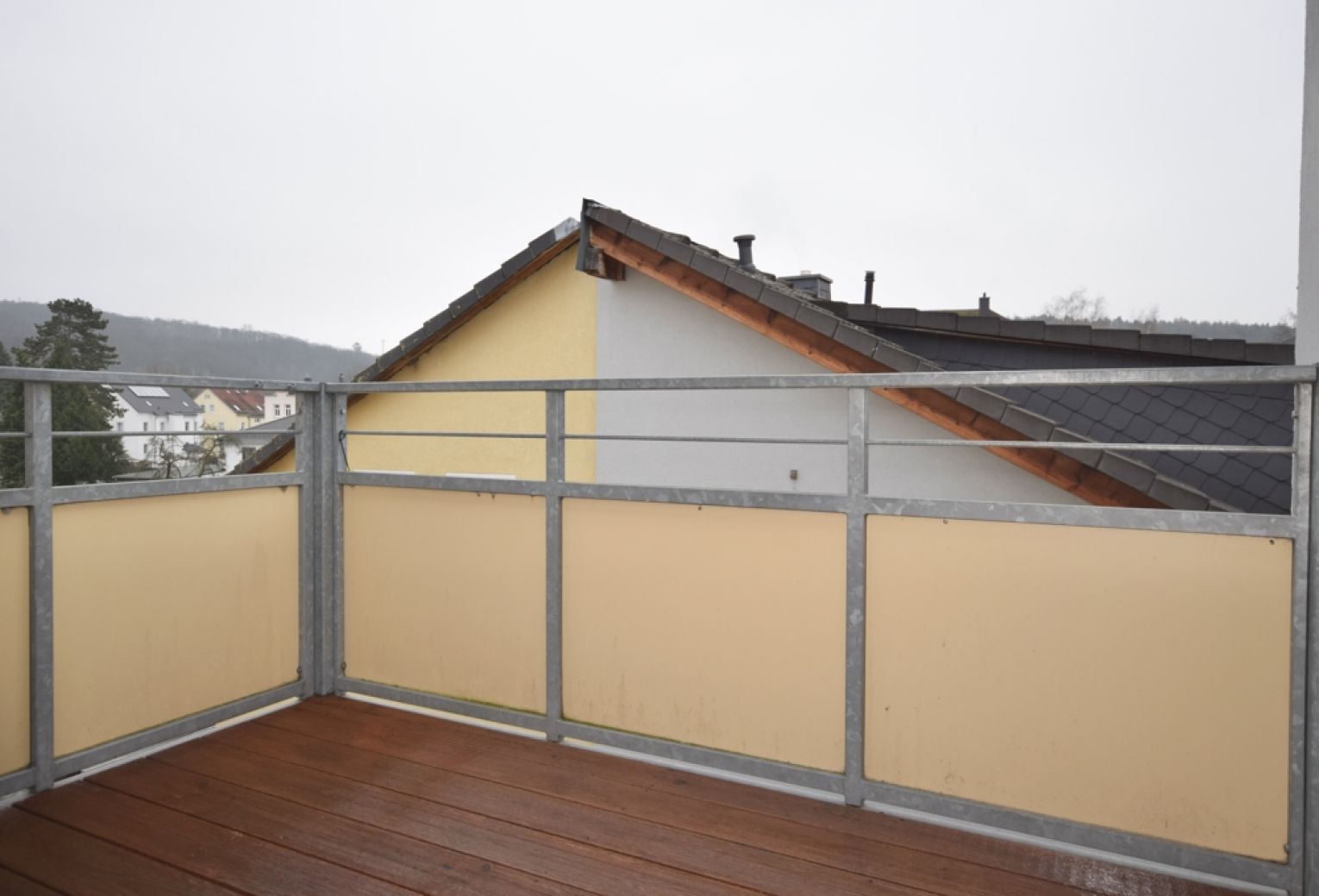 4-Zimmer • komplett modernisiert • offene Küche • Balkon • Stellplatz • Bad mit Fenster • ab 03/25