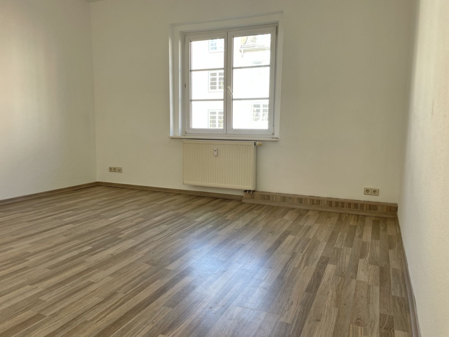 Kaßberg • 3-Zimmer • Sonnenbalkon • Tageslichtbad • Laminat • Stellplatz • Anschauen!?