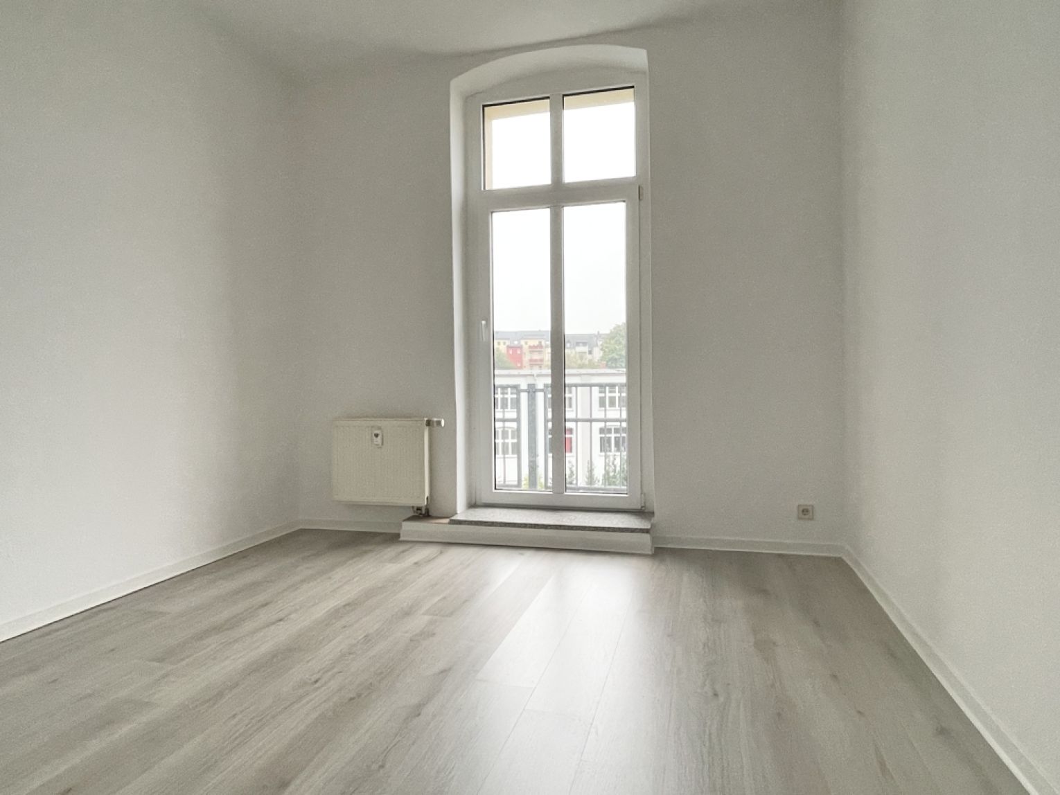 individueller Grundriss • 3 Zimmer • Südbalkon • EBK • Stellplätze • schnell Termin vereinbaren!