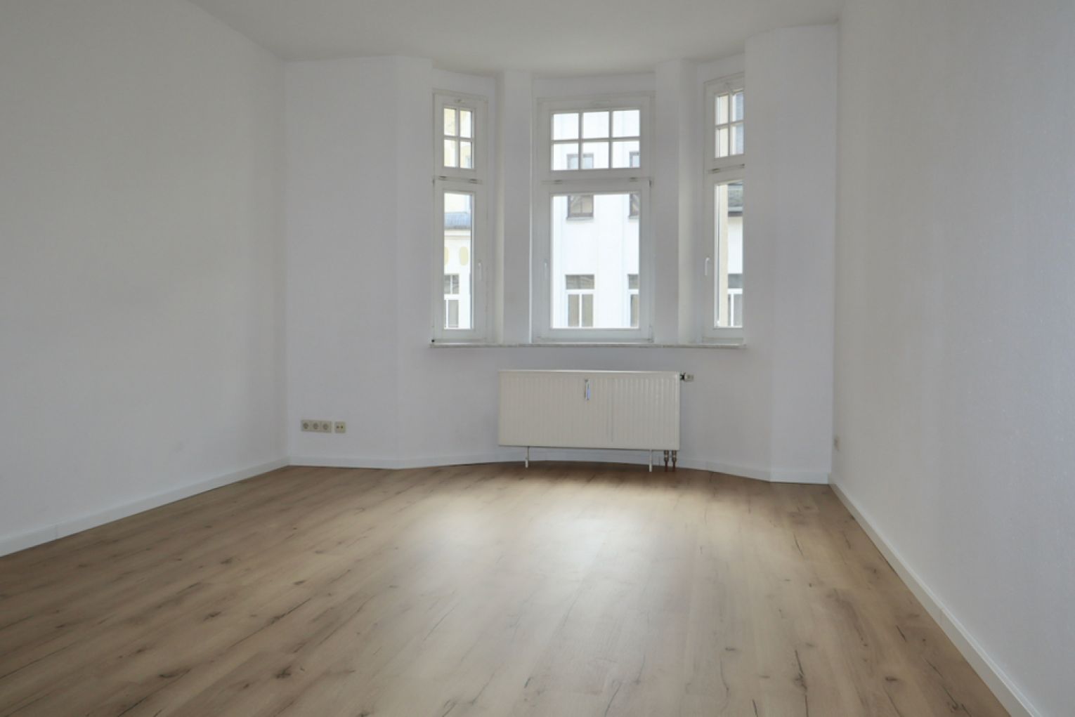 3-Zimmer Wohnung in Chemnitz • offene Küche • Bad mit Wanne • Wintergarten • Laminat • Jetzt Mieten!