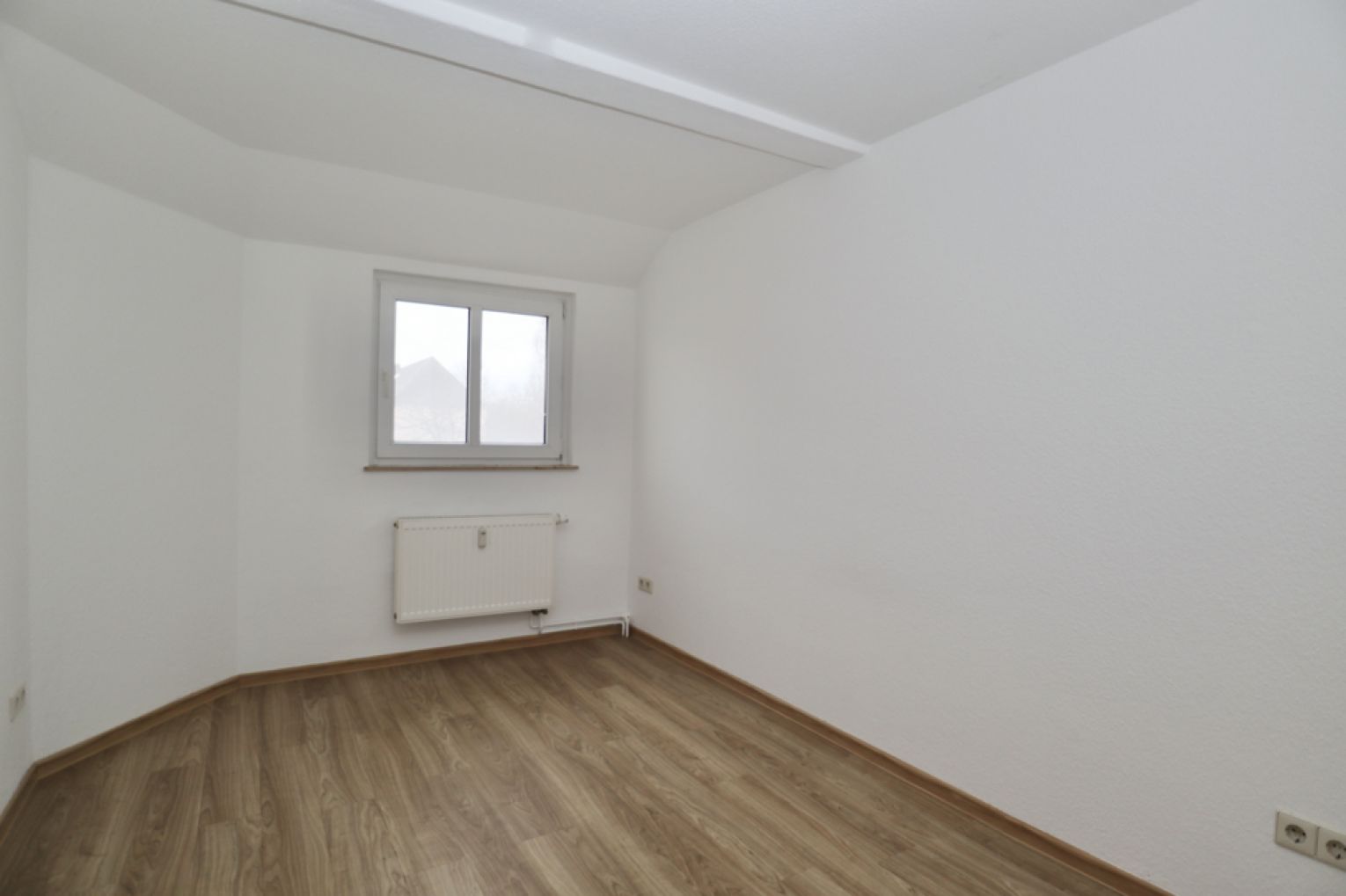 Borna-Heinersdorf • 2-Raum Wohnung • Einbauküche • neu saniert • Tageslichtbad • jetzt anrufen!