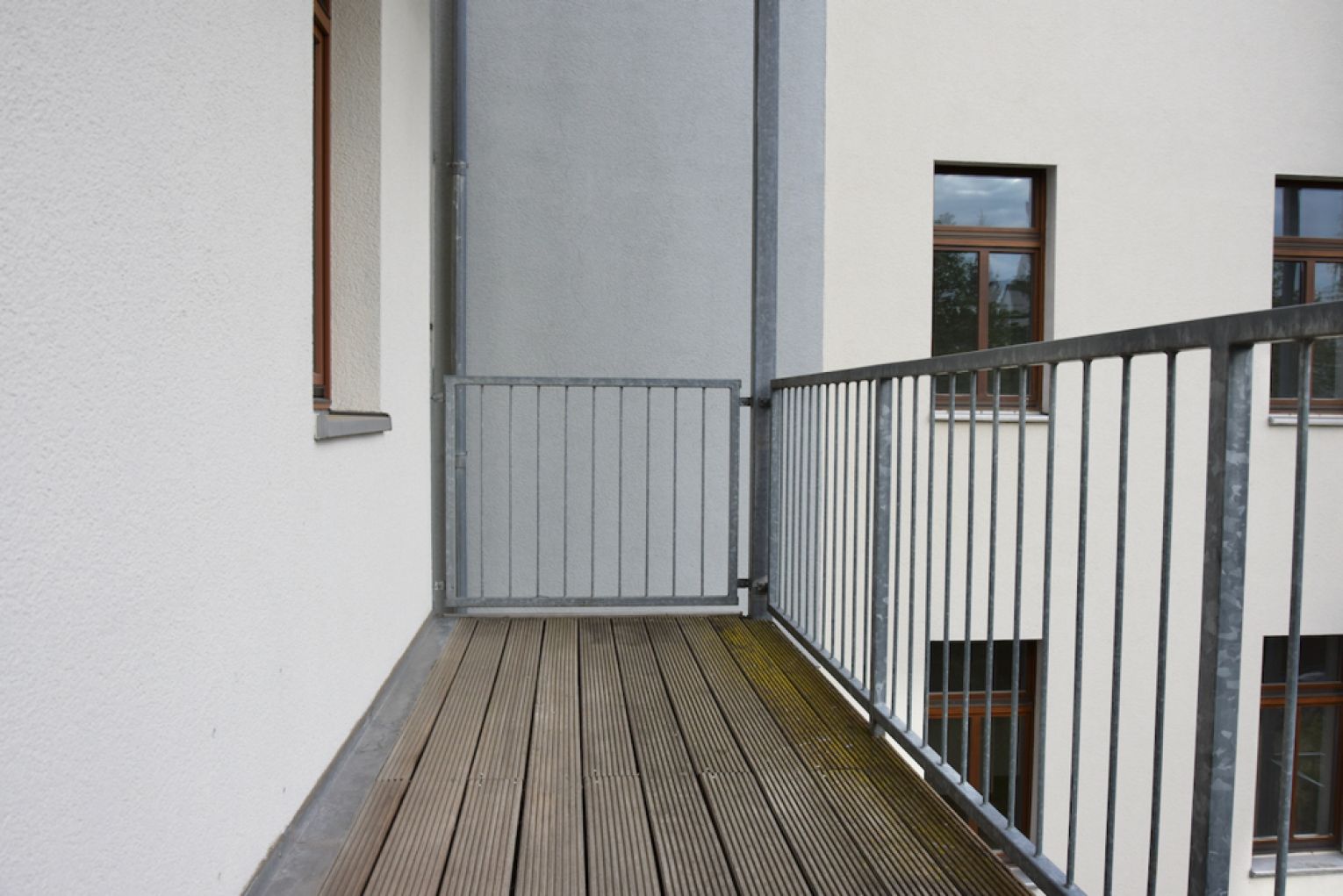 3-Raum • Balkon • offene Küche • Nussbaum-Laminat • Lift • barrierefrei • Wanne & Dusche • Sonnig