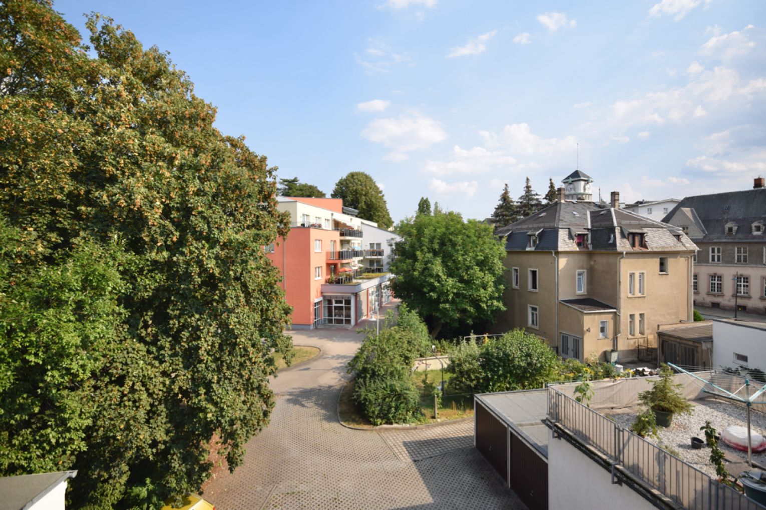 3 Zimmer • optionale Einbauküche • Wanne • Tageslichtbad • Balkon • Stellplatz • zentrumsnahe Lage