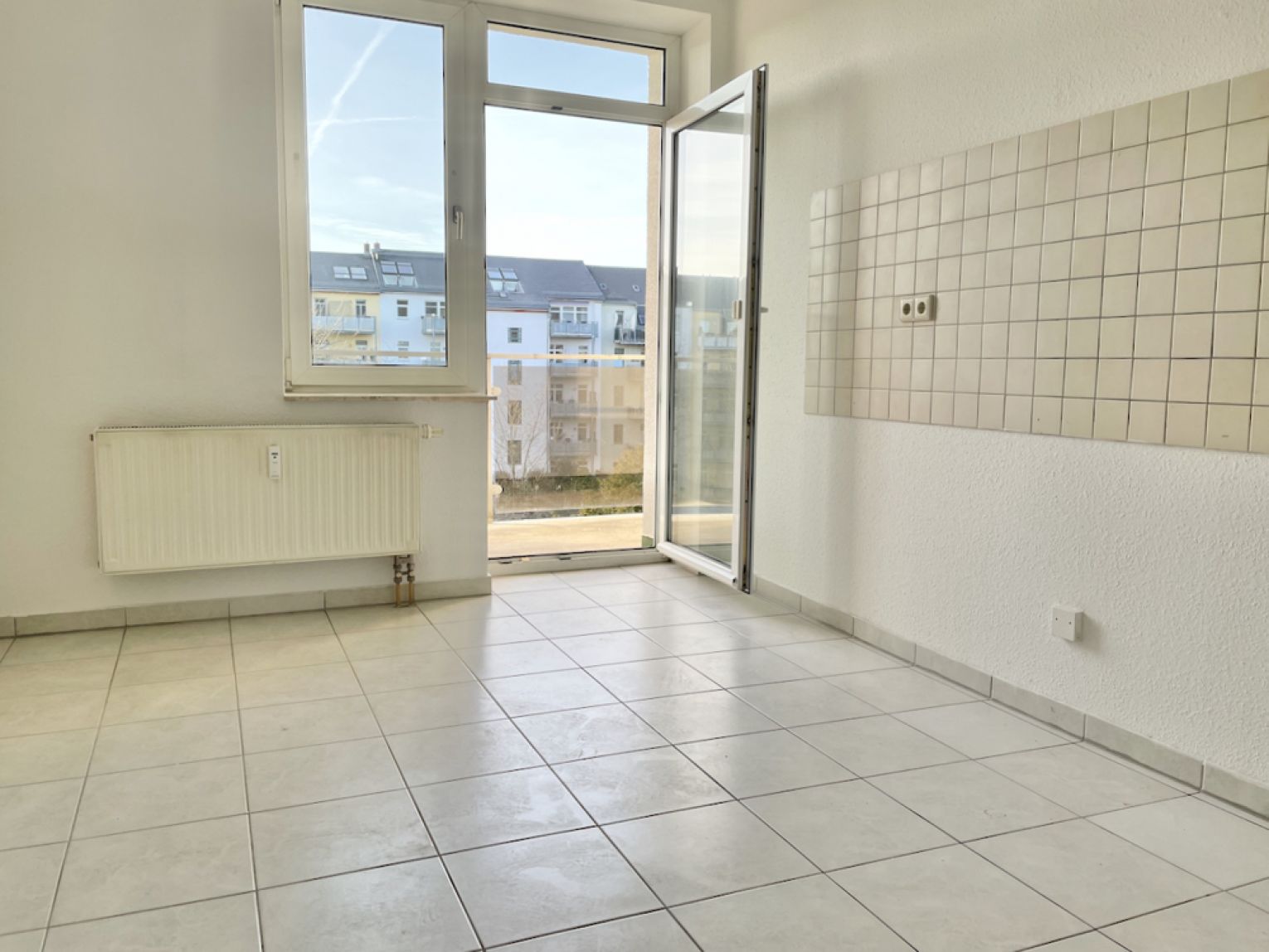 60 qm • Laminat • 2-Zimmer • Essküche • Sonnenbalkon • Lift • Wanne • gleich anschauen • Chemnitz