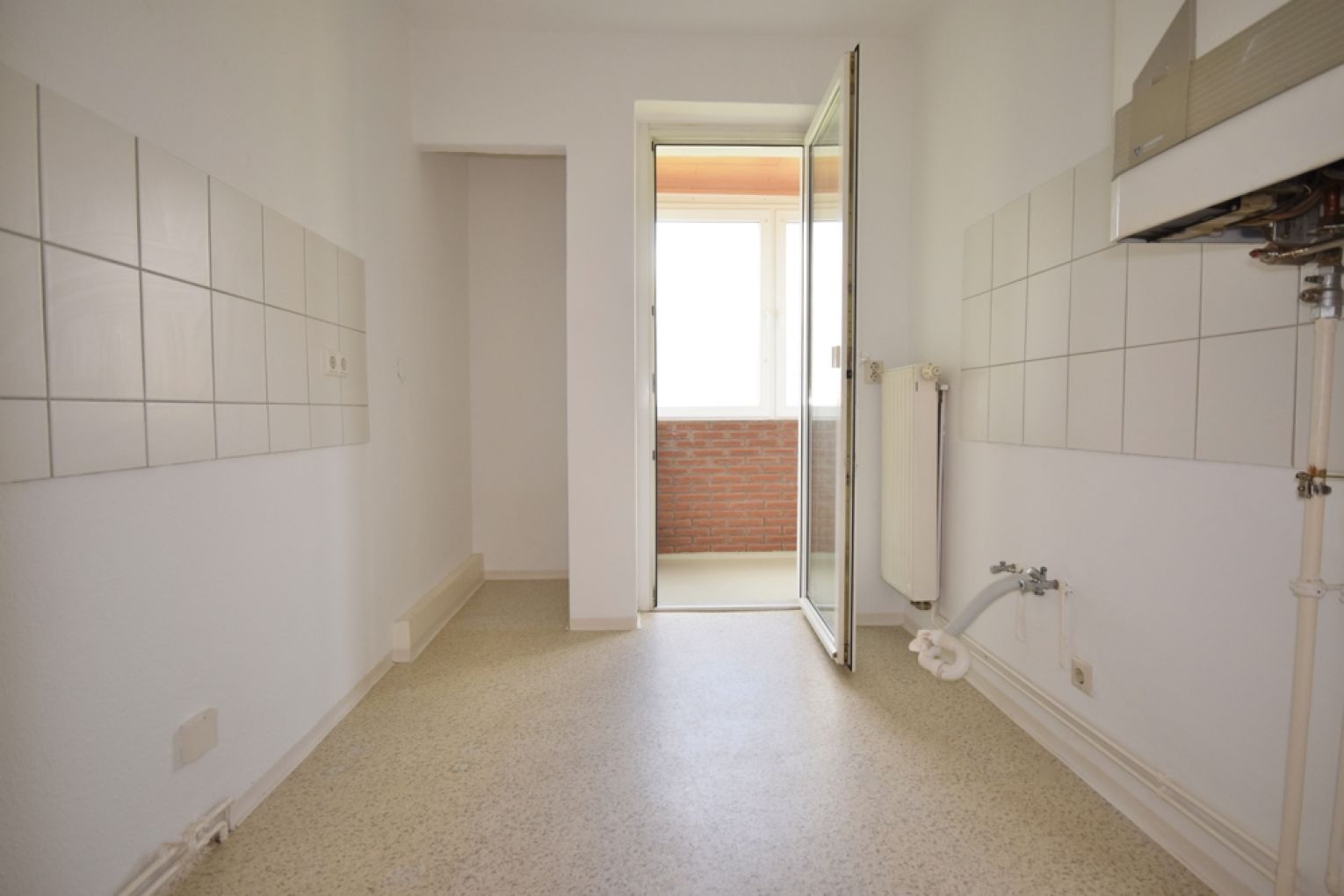 4-Zimmer • 2.Etage • Bad mit Fenster und Wanne • Küche mit Zugang Loggia • Idyllisches Grundstück