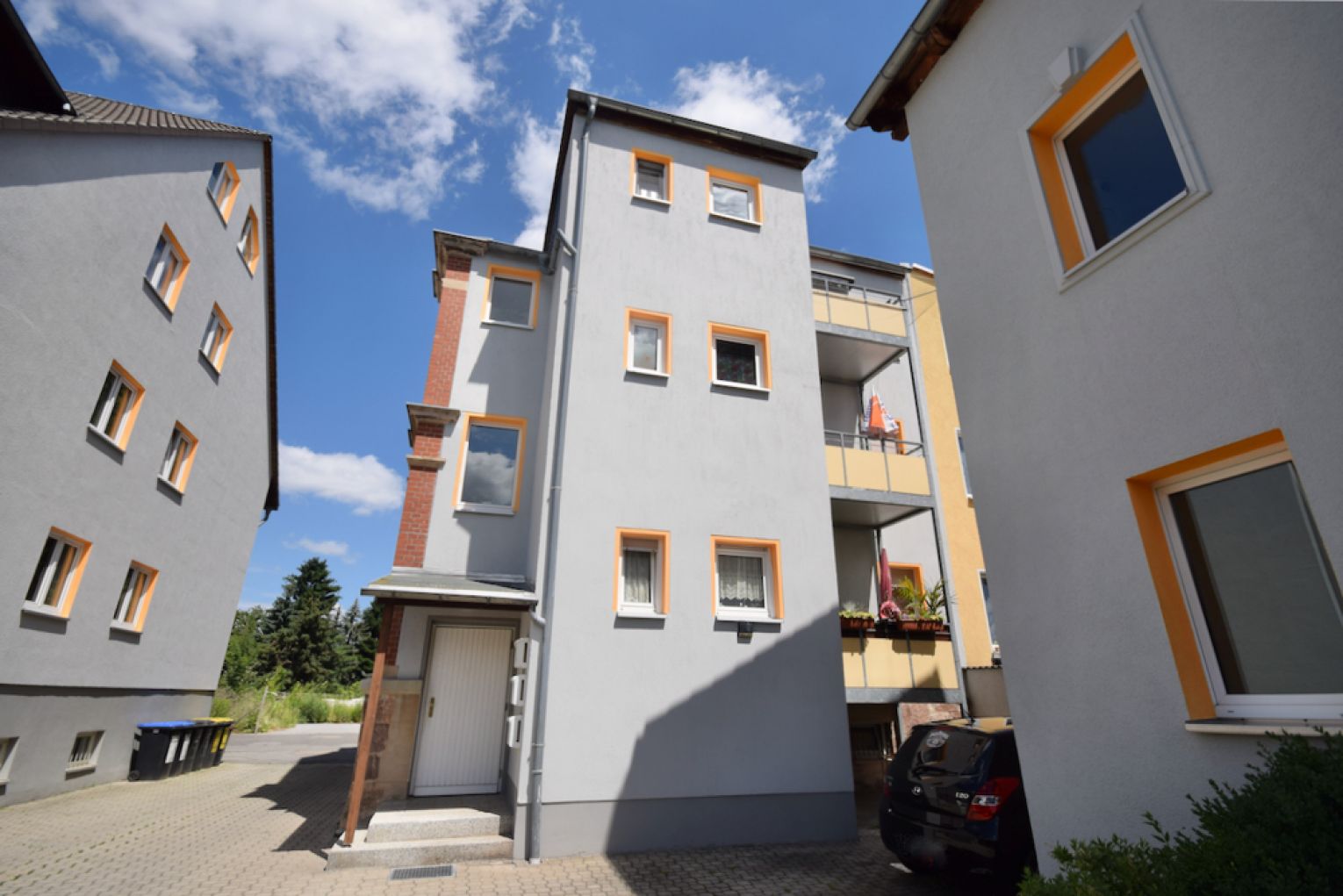 4-Zimmer • komplett modernisiert • offene Küche • Balkon • Stellplatz • Bad mit Fenster • ab 03/25