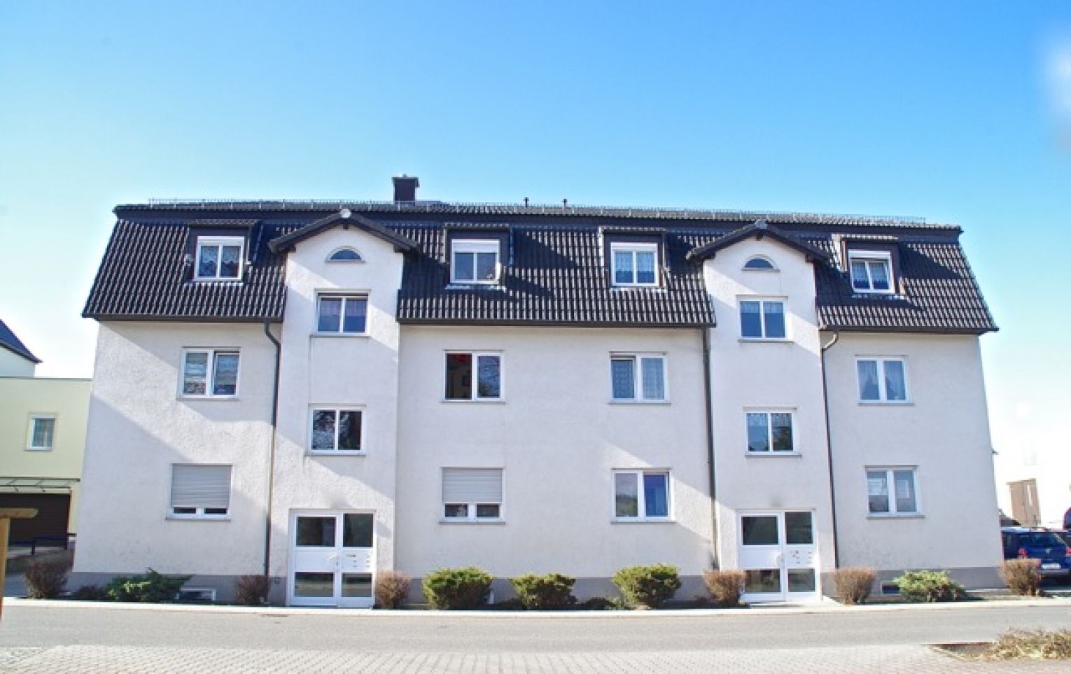 Niederfrohna • 2-Raum • Balkon • Einbauküche • Blick ins Grüne • Laminat • Abstellraum • zur Miete!