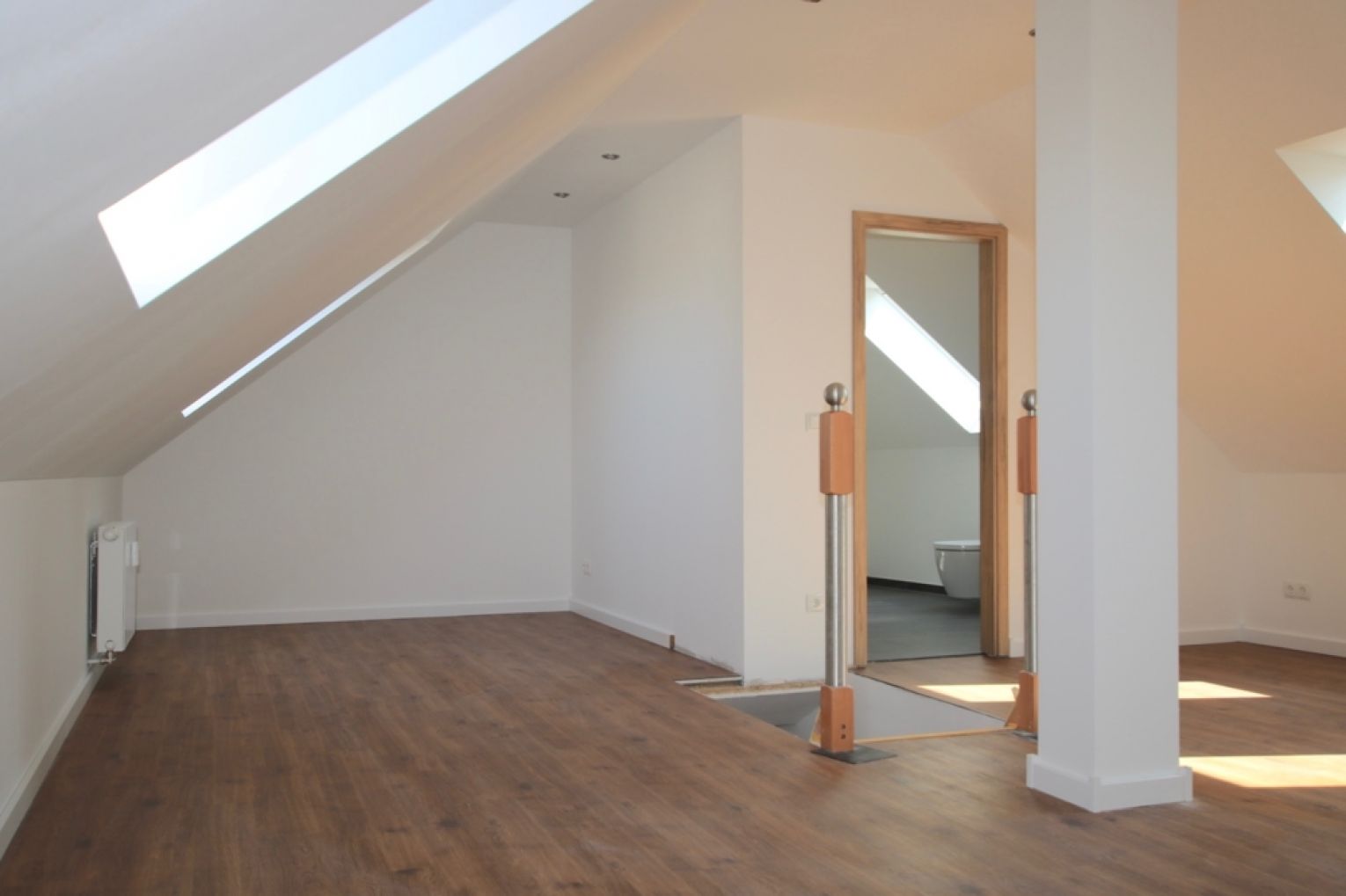 4 Zimmer • Dachterrasse • 2 Bäder • .Wanne & Dusche • Laminat • Maisonette • TOP-Auststattung