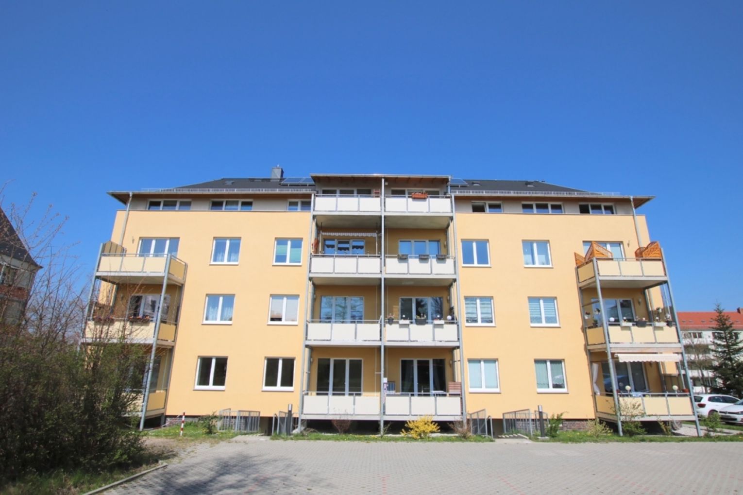 3 Zimmer • Südbalkon • schickes Laminat • Maisonette • Stellplatz • Fussbodenheizung • Balken-Flair