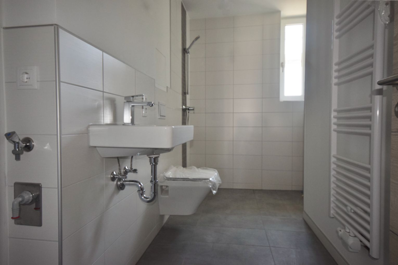 TOP • mit Kamin & Smart Home • großer Balkon • ebenerdige Dusche + Wanne • Fussbodenheizung • 4-Raum