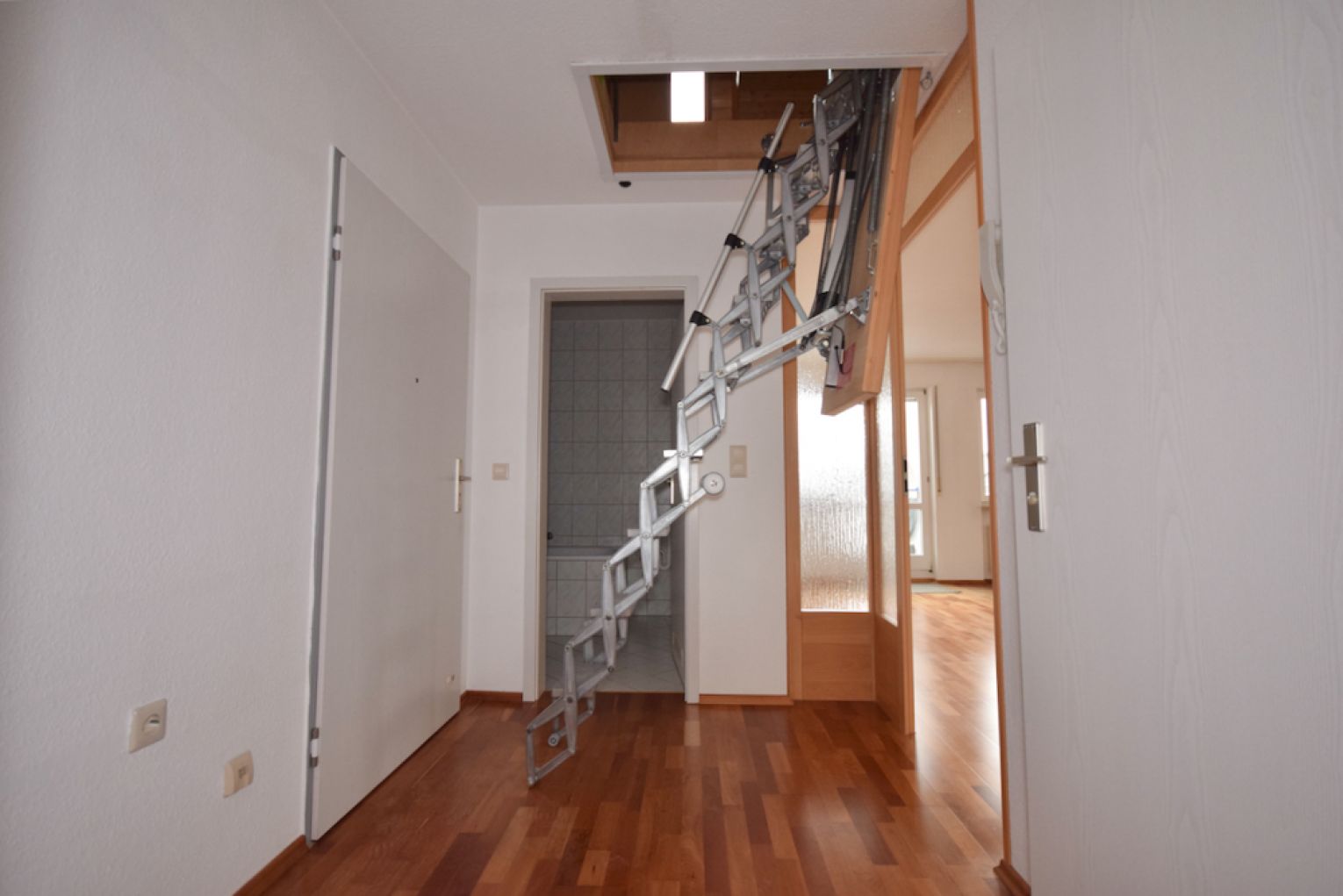 Balkon • 3-4 Raum Wohnung • Stellplatz • Grüna • Bad mit Wanne • Parkett und Laminat • jetzt anrufen