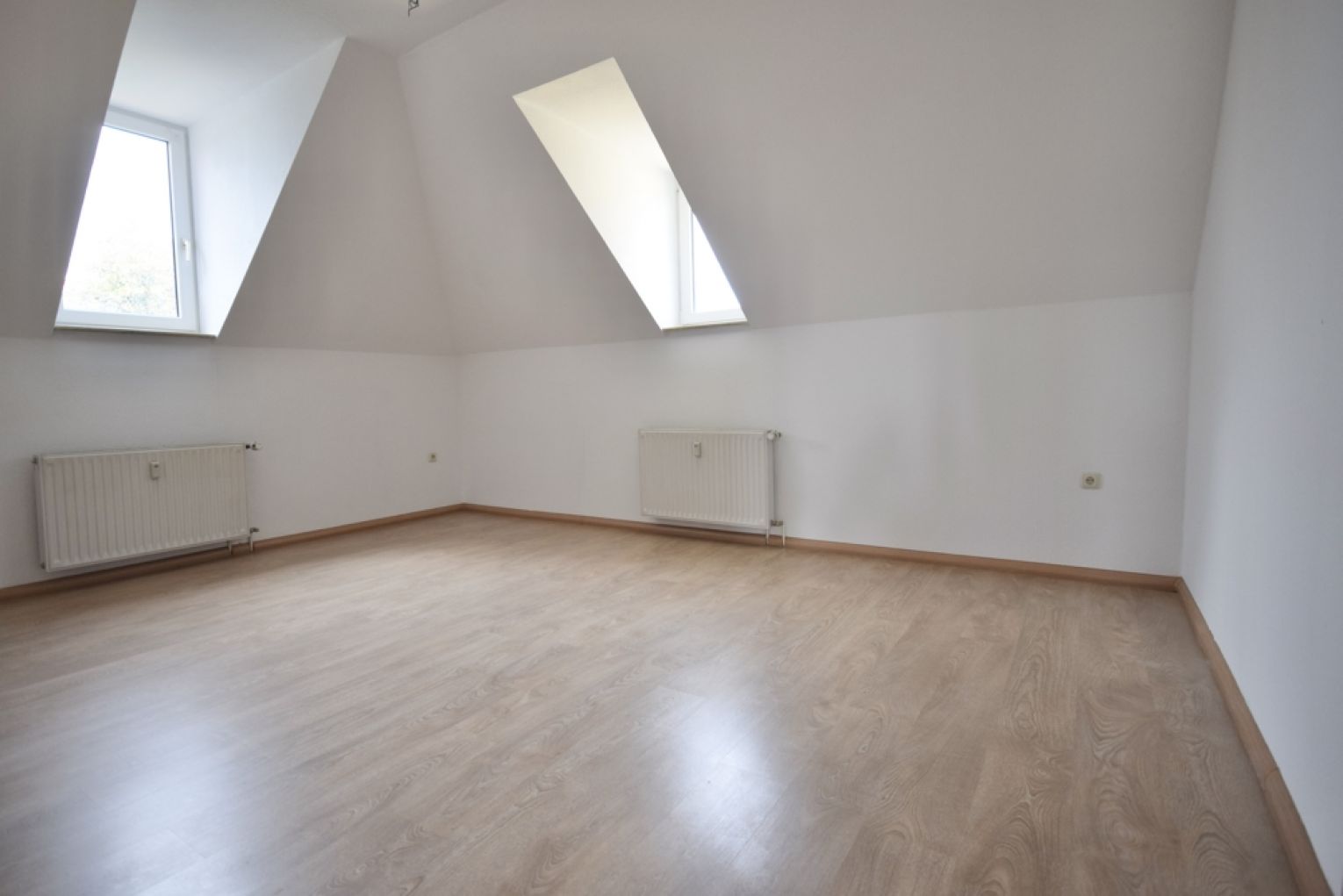 HERRLICH • 4 Zimmer • Dachgeschoss • Balkon • Einbauküche • Stellplatz • Garten • SAUNA • TOP !