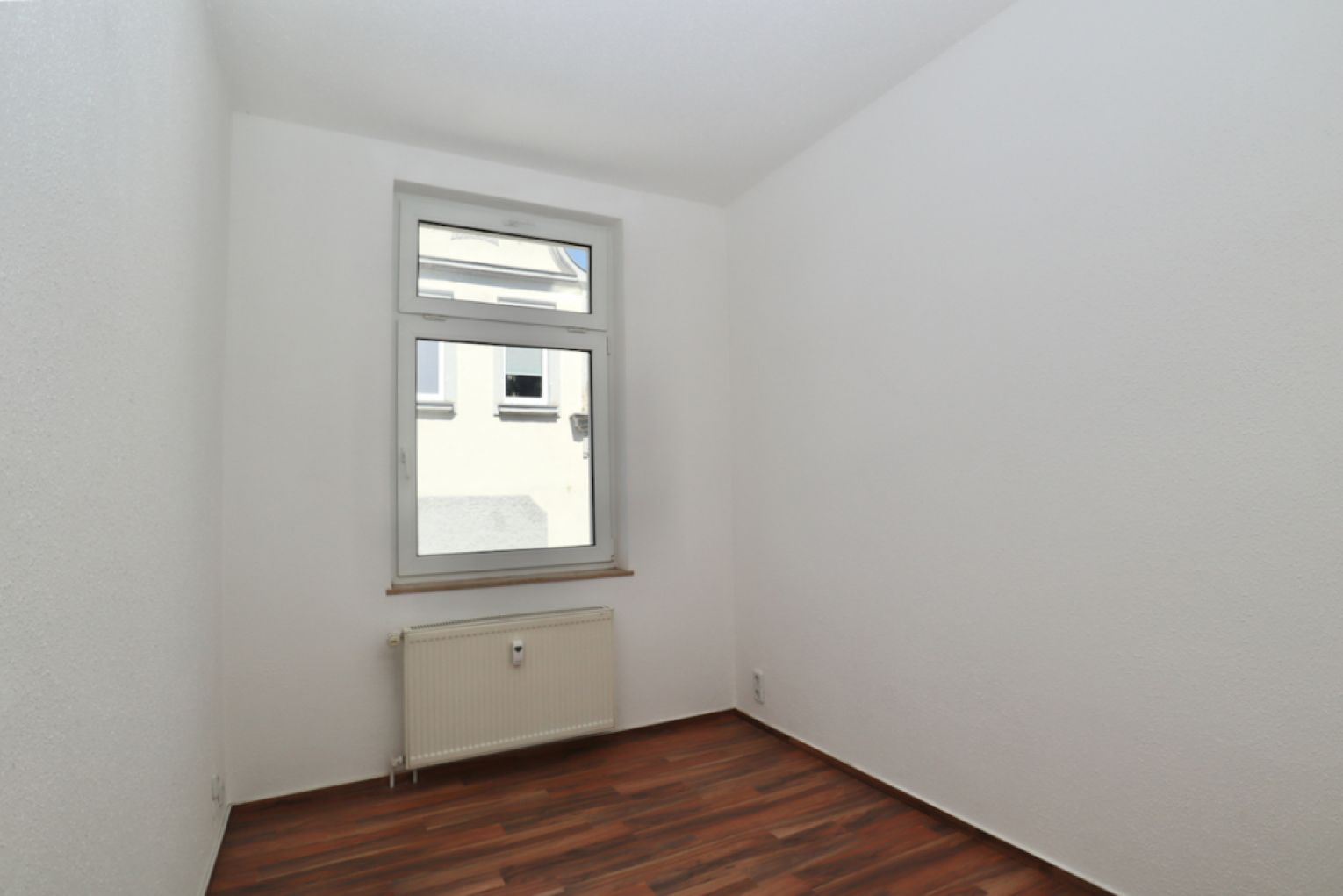 Einbauküche • Balkon • 3-Raum • Nussbaumlaminat • praktischer Grundriss • Bad mit Wanne • zur Miete