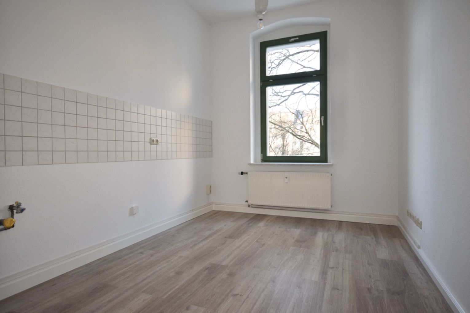 NEU gestaltetete 2-Raum Mietwohnung • Balkon • Kaßberg • Dusche • Aufzug • neues Laminat • sonnig