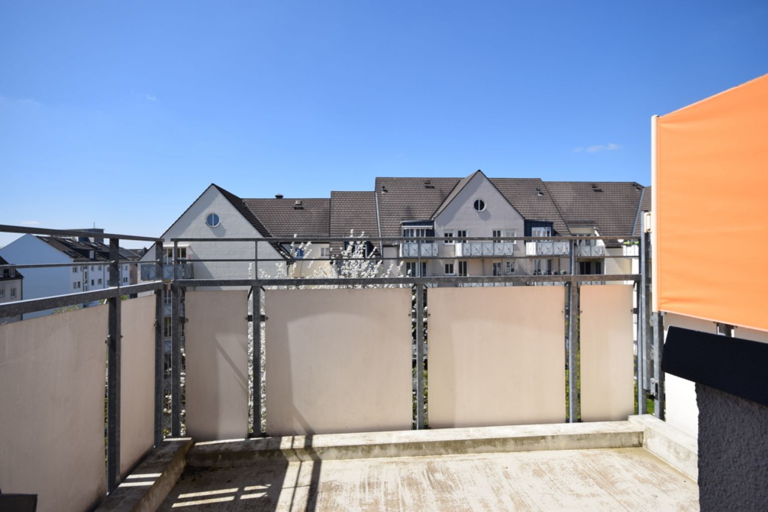 2-Raum Wohnung • Balkon •  Bad mit Wanne • modernes neues Laminat • Lift • Sonnenberg • jetzt mieten