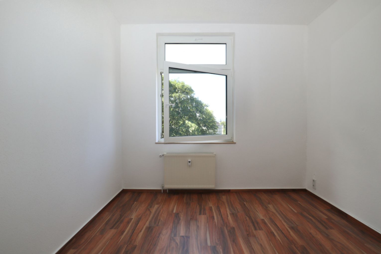 Einbauküche • Balkon • 3-Raum • Nussbaumlaminat • praktischer Grundriss • Bad mit Wanne • zur Miete