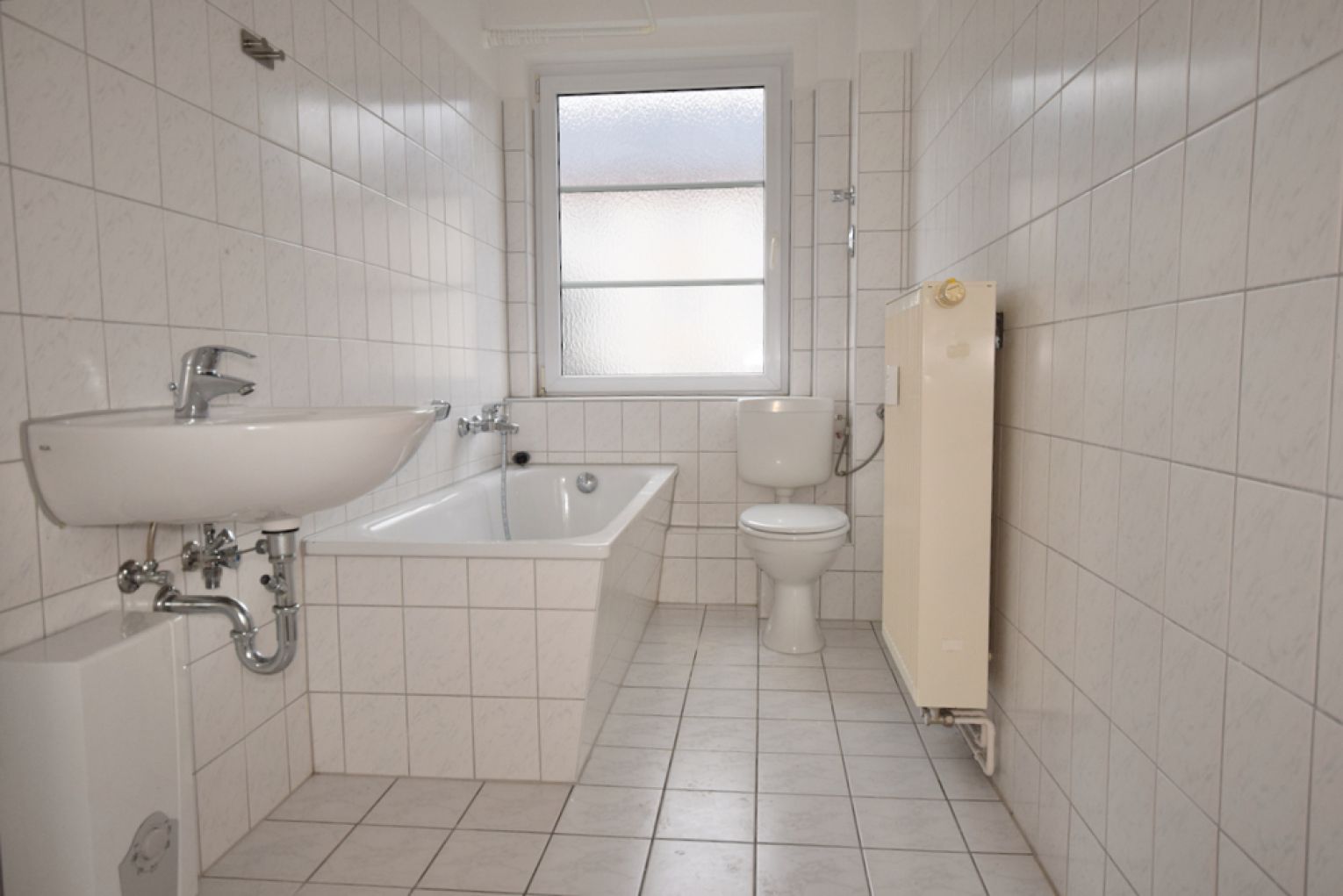 2-Zimmer Wohnung • Einbauküche • Laminat • Tageslichtbad mit Wanne • Stellplatz • Kaßberg • TOP