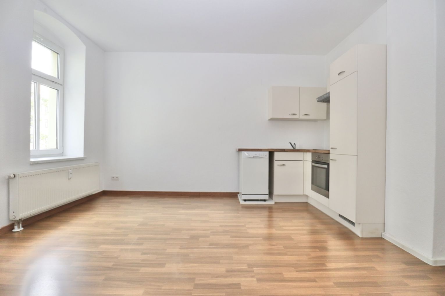 2-Raum Wohnung • Einbauküche • Balkon • Wanne • Schloßchemnitz • jetzt anrufen