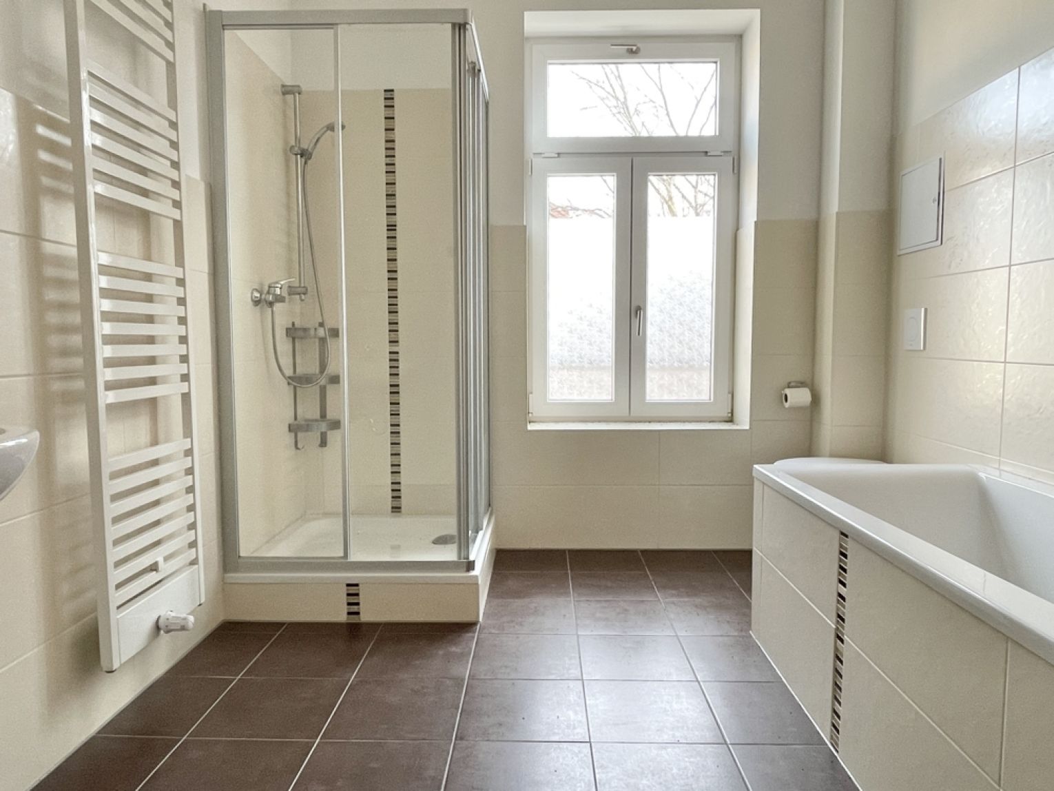 3 Zimmer • modernes Bad mit Wanne und Dusche • Laminat • tolle Ausstattung • stilvolles Haus • Miete