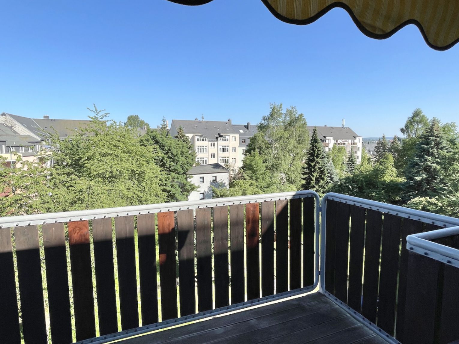 3-Zimmer • Maisonette • Bad mit Wanne • Sonnenbalkon • Fahrstuhl • neues Laminat • Hausgarten