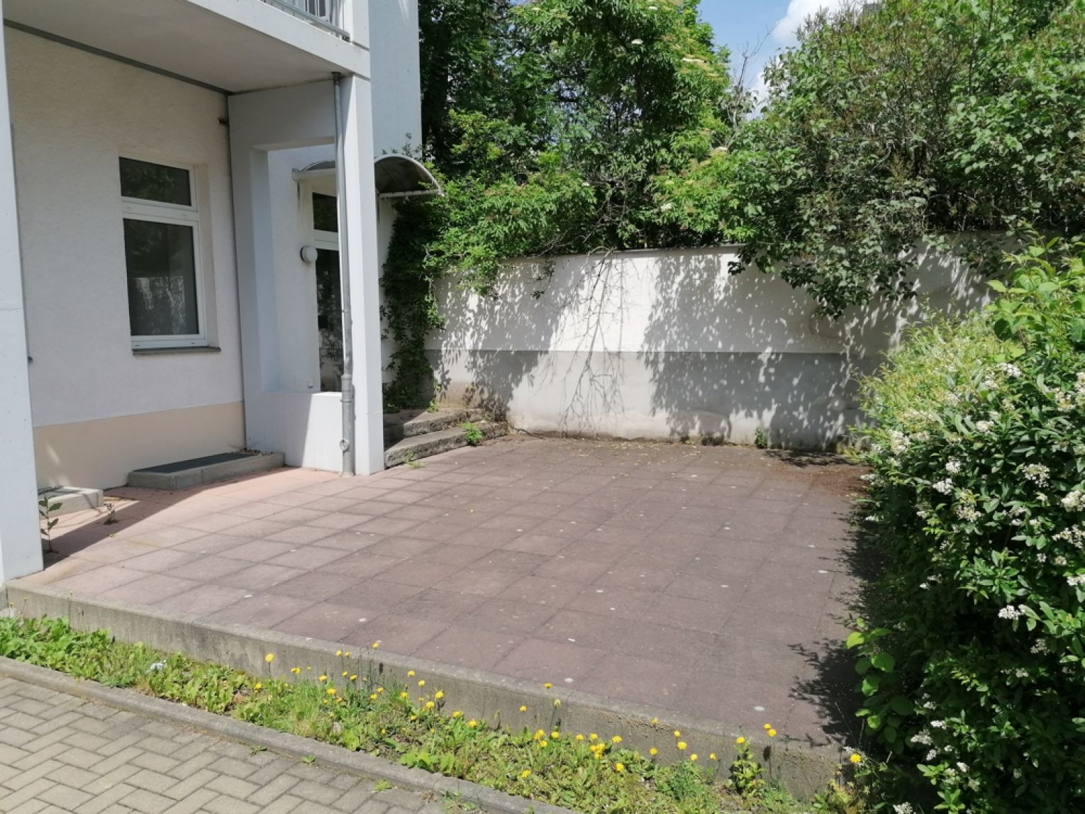 Kapitalanlage • Eigennutzung • Gewerberäume • 4-Raumwohnung • leerstehend • Terrasse • 3 Stellplätze