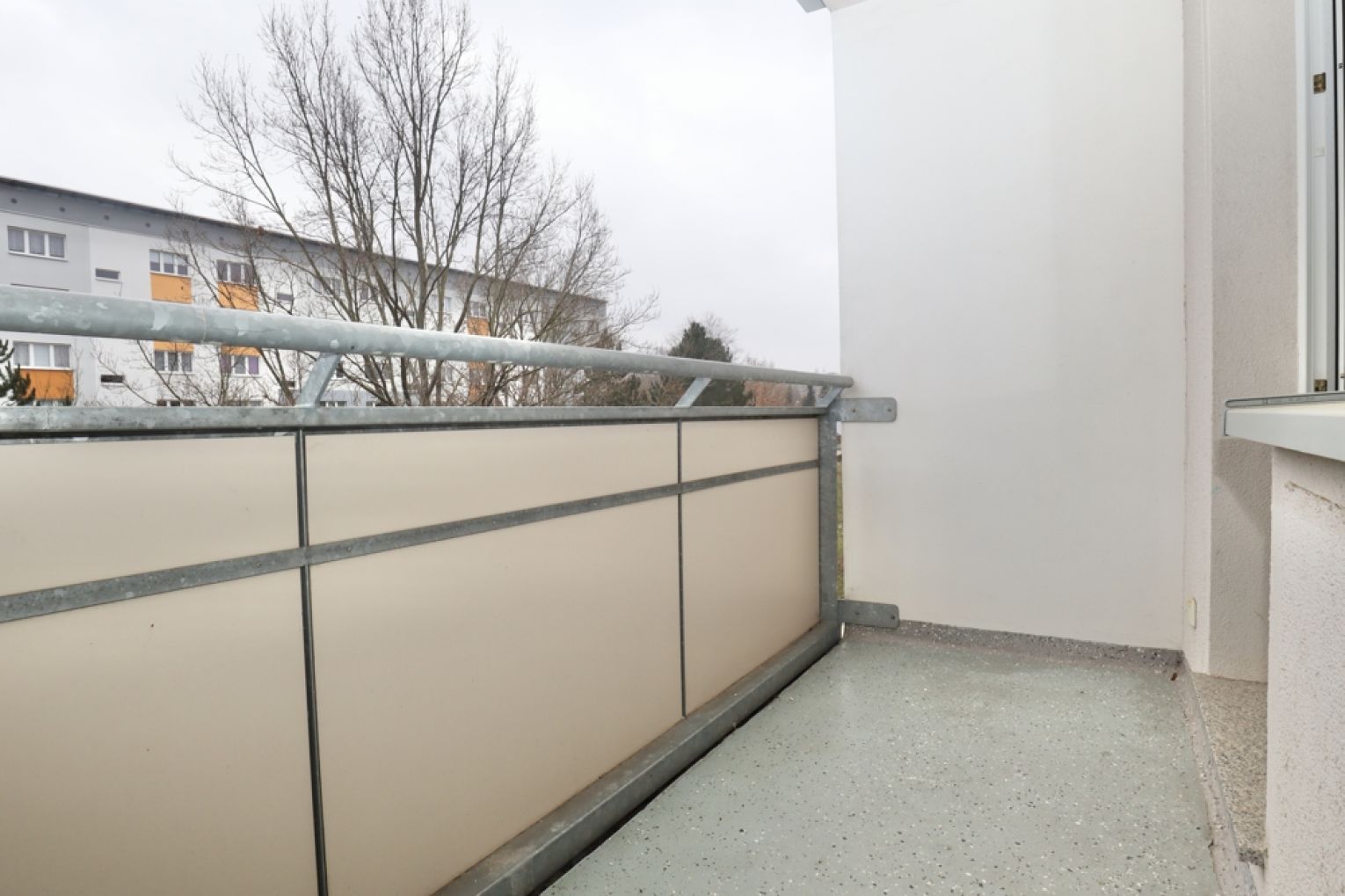 Hutholz • 3-Raum Wohnung • Balkon • ruhige Lage • Einbauküche • Stellplatz • zur Miete