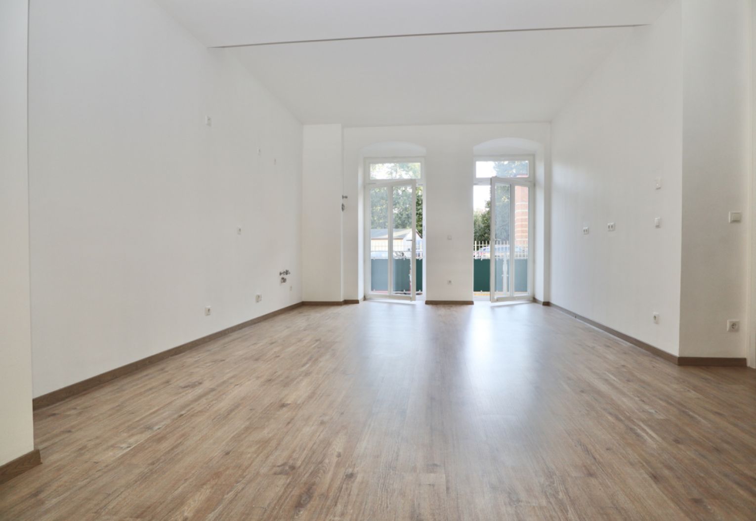 4 Zimmer • Fussbodenheizung • Laminat • 2 Tageslichtbäder • Wohnküche • Balkon • Stellplatz