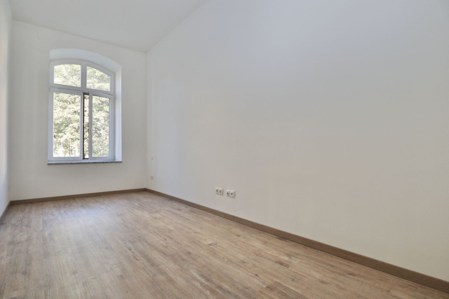 4 Zimmer • Fussbodenheizung • Laminat • 2 Tageslichtbäder • Wohnküche • Balkon • Stellplatz